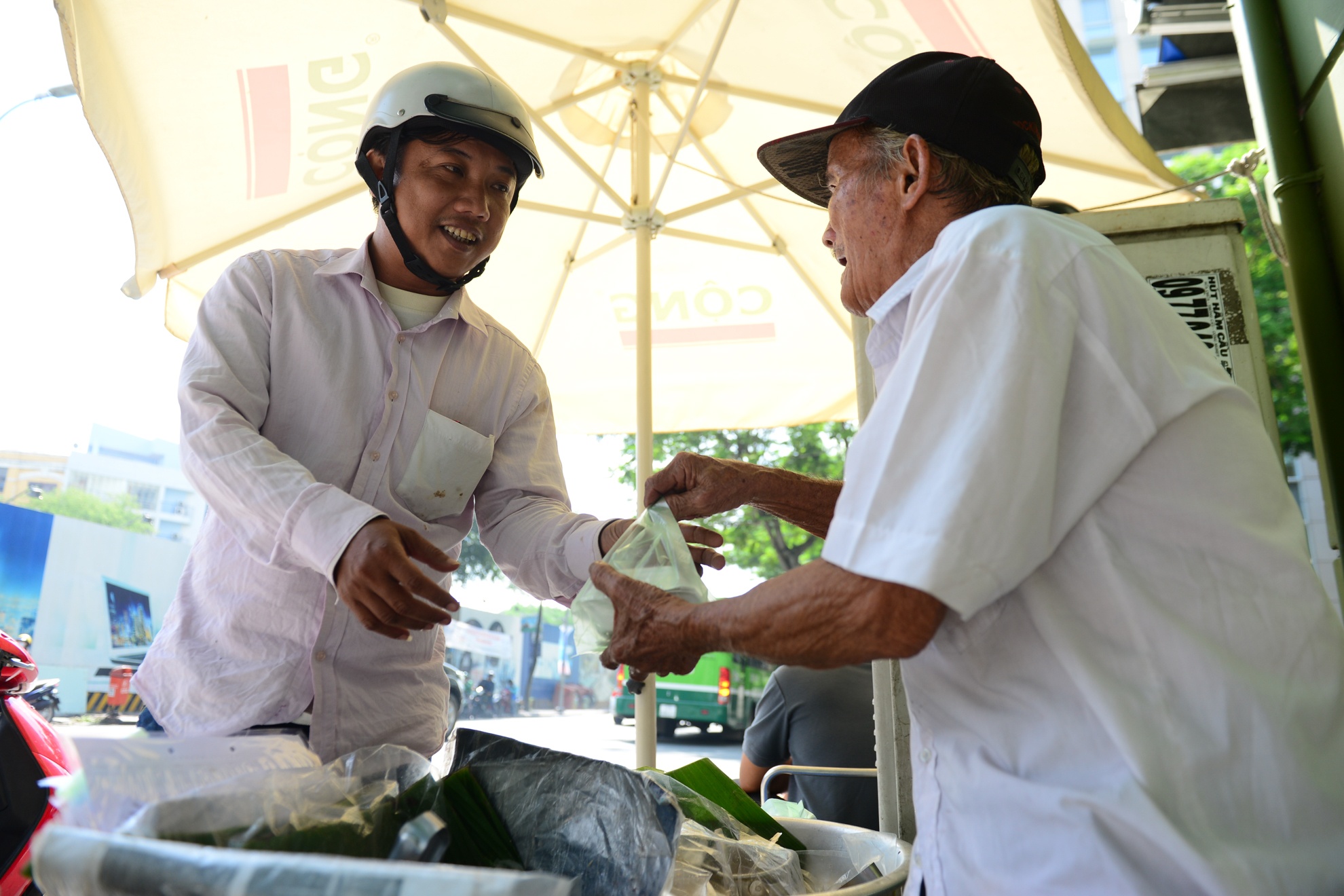 người đàn ông bán xôi nuôi vợ ở Sài Gòn ảnh 3 nguoi dan ong ban xoi nuoi vo o Sai Gon anh 3