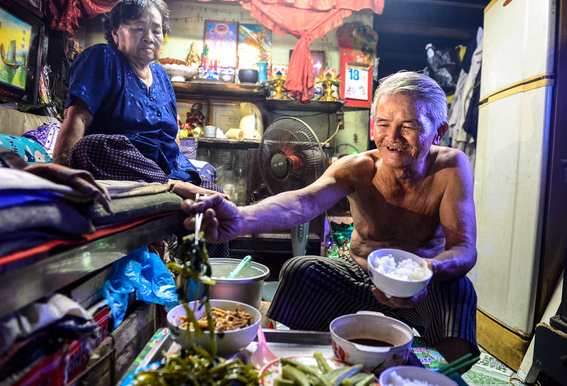 người đàn ông bán xôi nuôi vợ ở Sài Gòn ảnh 16 nguoi dan ong ban xoi nuoi vo o Sai Gon anh 16
