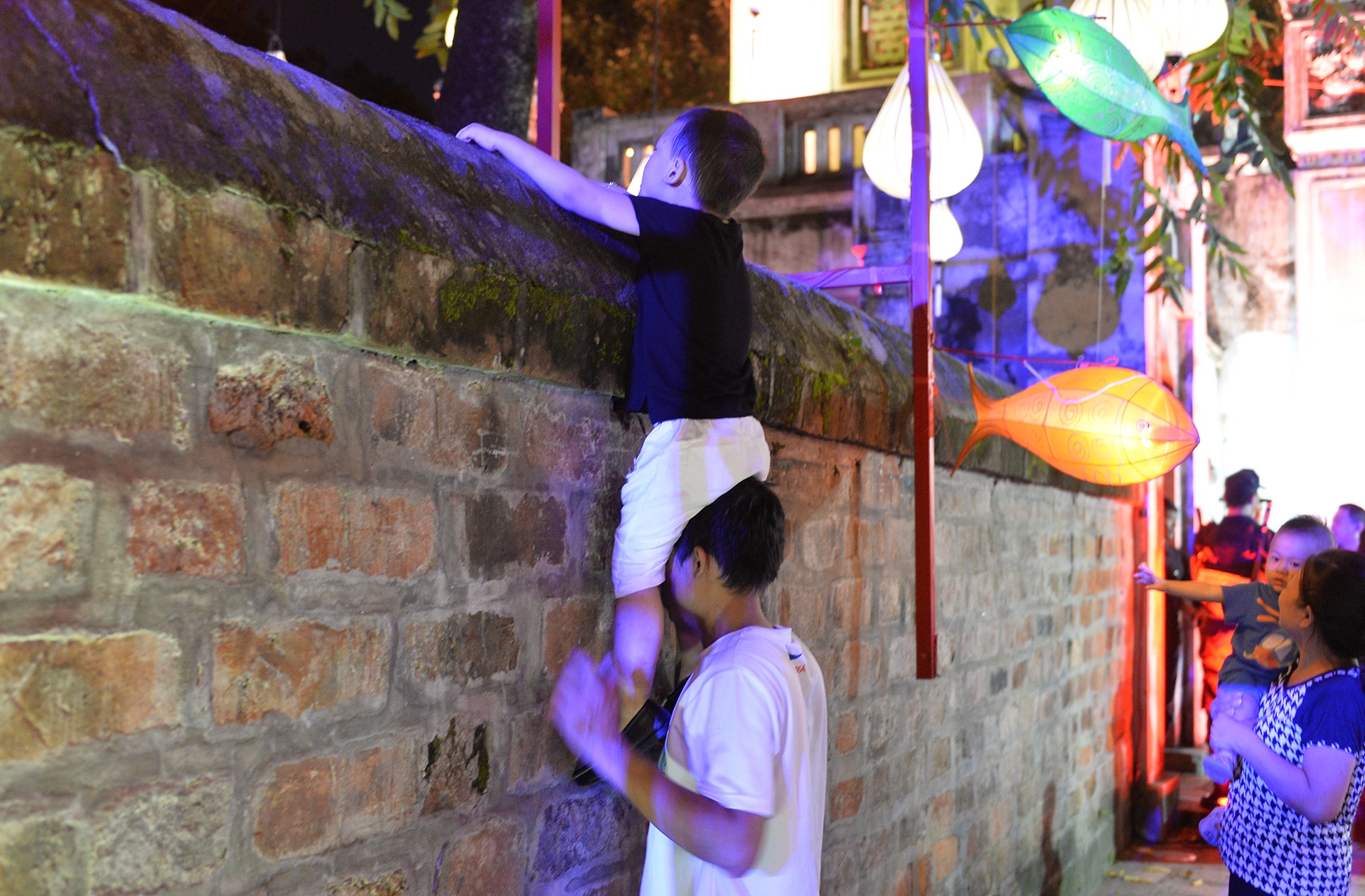 Gia ve tien trieu, dan leo tuong ngong Thu vong nguyet hinh anh