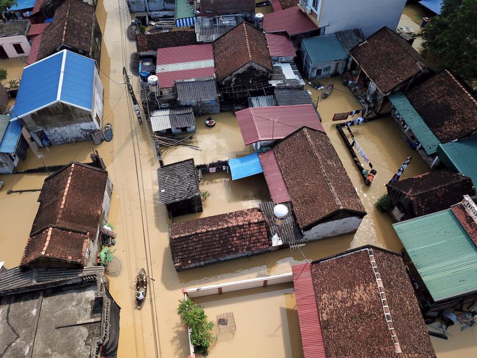 Ngoi lang bien thanh 'song' khi nuoc lu tran qua de hinh anh