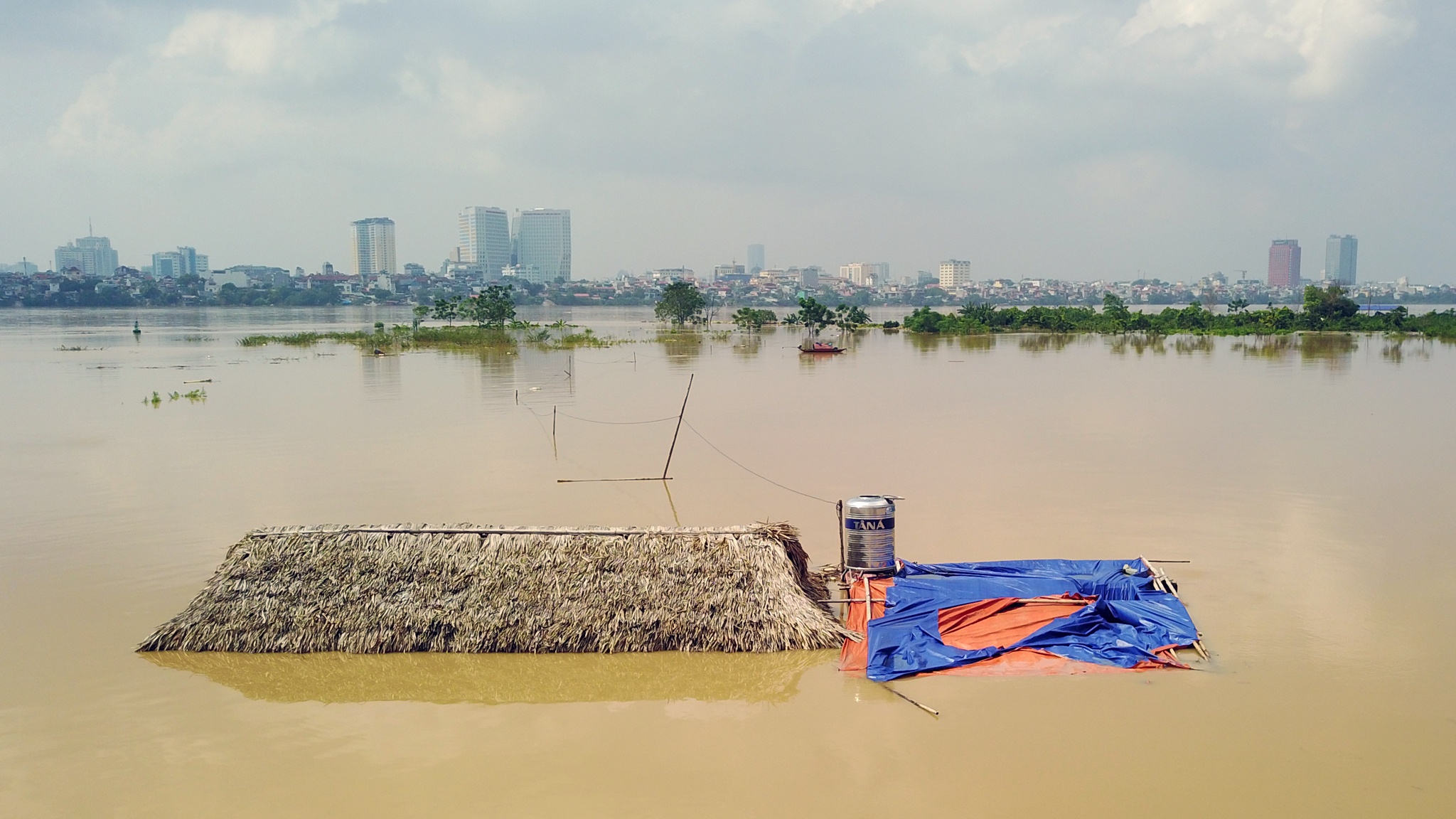 Nuoc song Hong dang cao, bai giua o Ha Noi chim nghim hinh anh