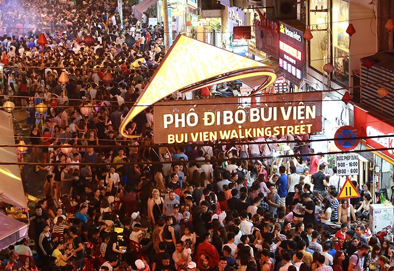 Bien nguoi don Halloween o Sai Gon, Ha Noi hinh anh