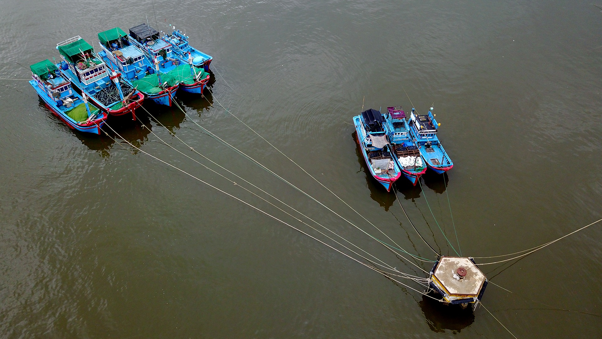 Canh binh yen o cang ca Ninh Chu truoc gio bao ap den hinh anh