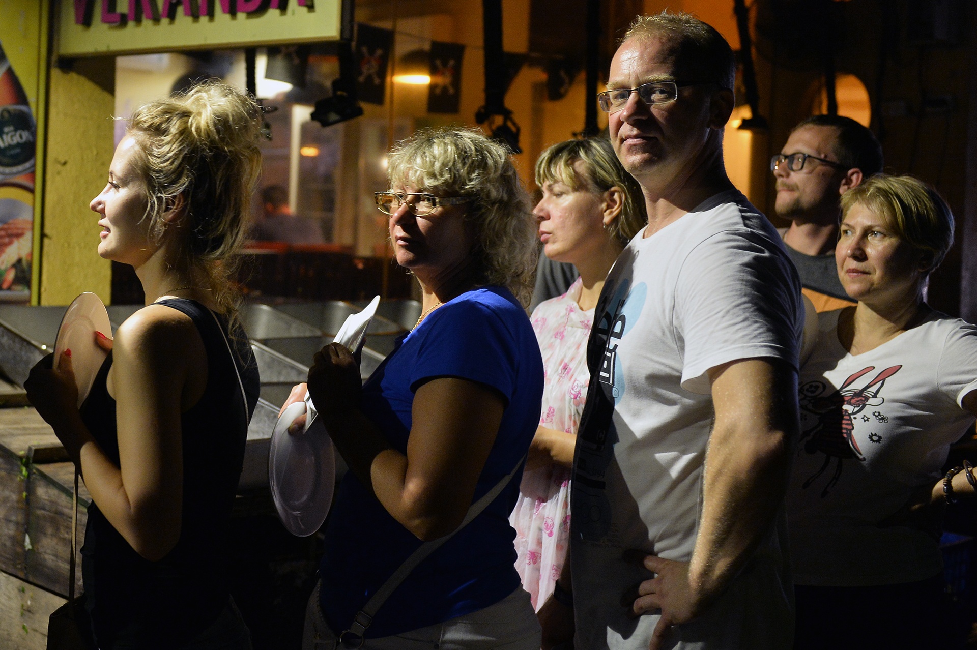 Xep hang mua do an sau bao o Nha Trang hinh anh