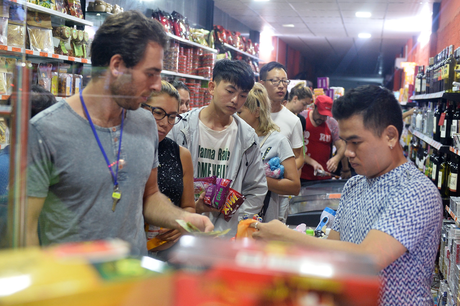 Khach Tay mua sam an uong o Nha Trang anh 10