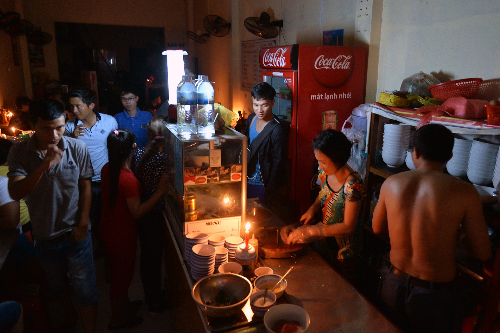 Toan thanh pho Nha Trang toi den sau bao Damrey hinh anh