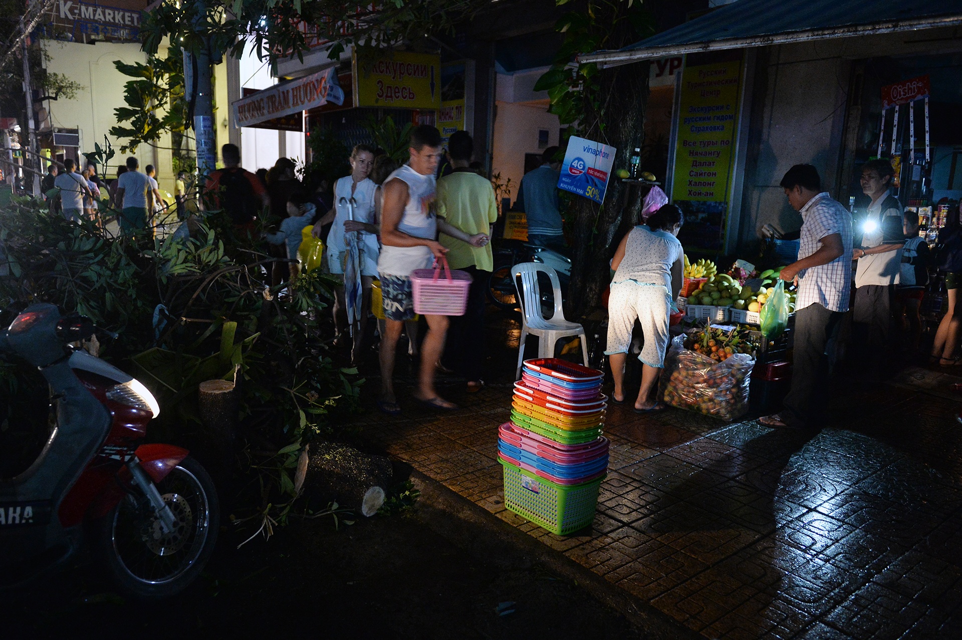 Khach Tay mua sam an uong o Nha Trang anh 2