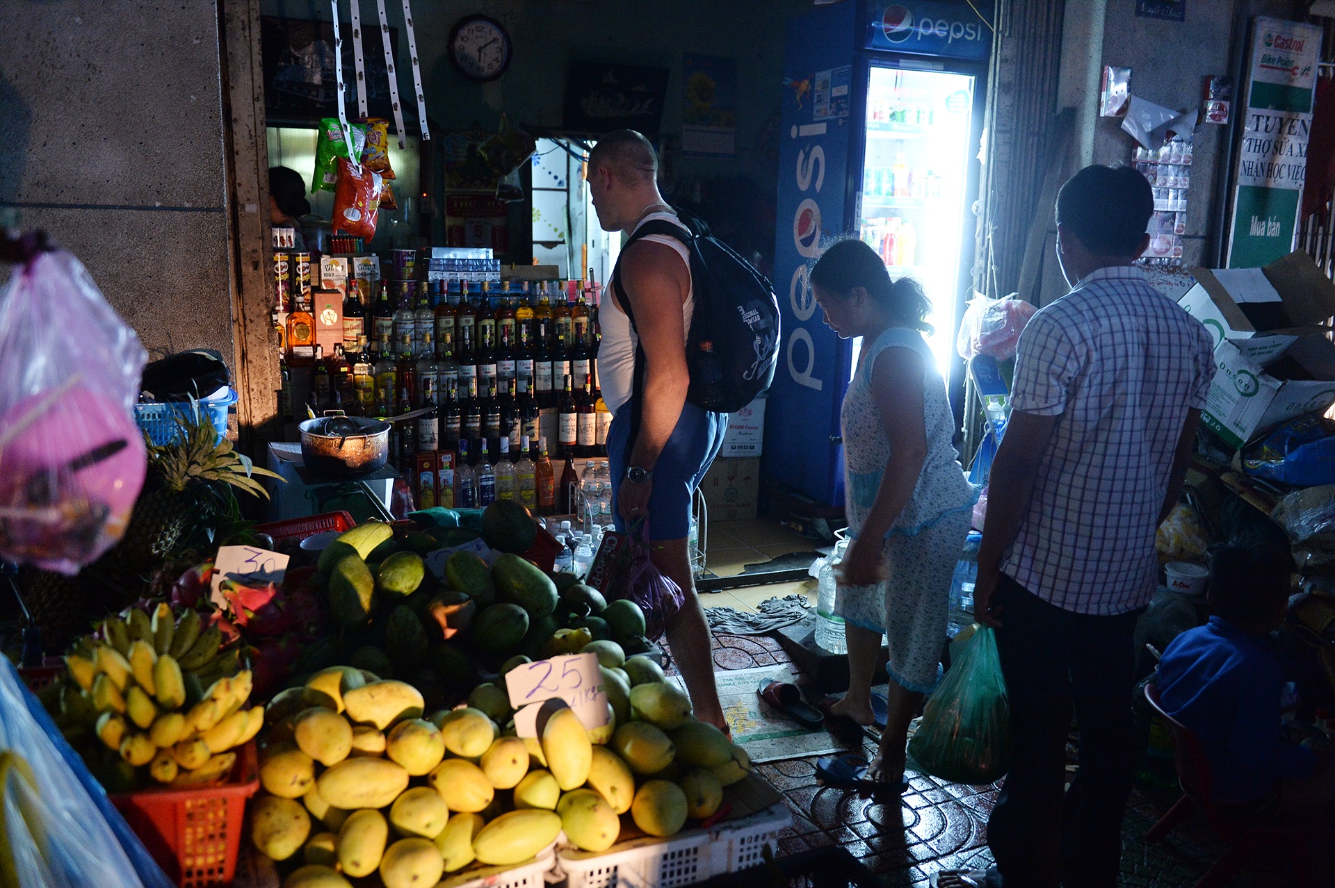 Khach Tay mua sam an uong o Nha Trang anh 3