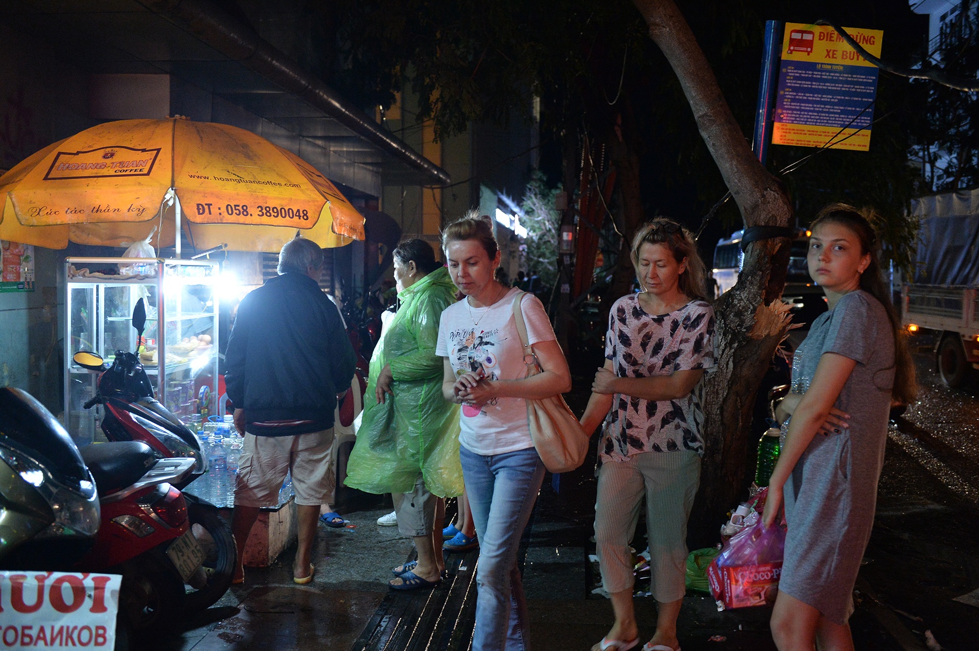 Khach Tay mua sam an uong o Nha Trang anh 4