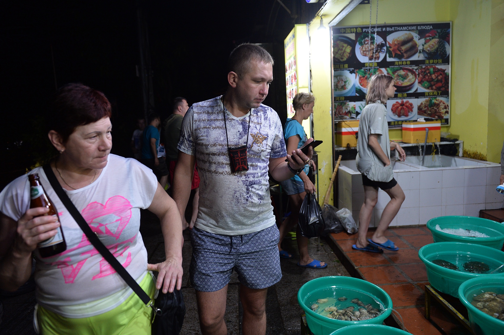 Khach Tay mua sam an uong o Nha Trang anh 13