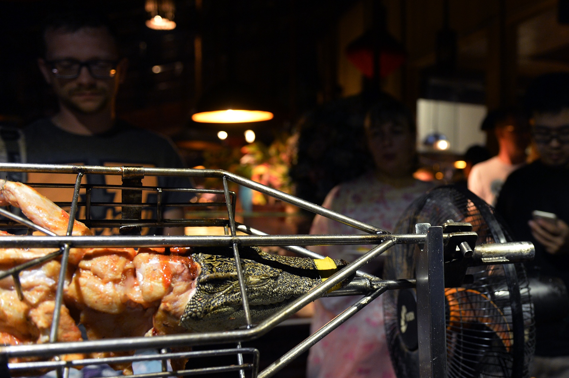 Khach Tay mua sam an uong o Nha Trang anh 16