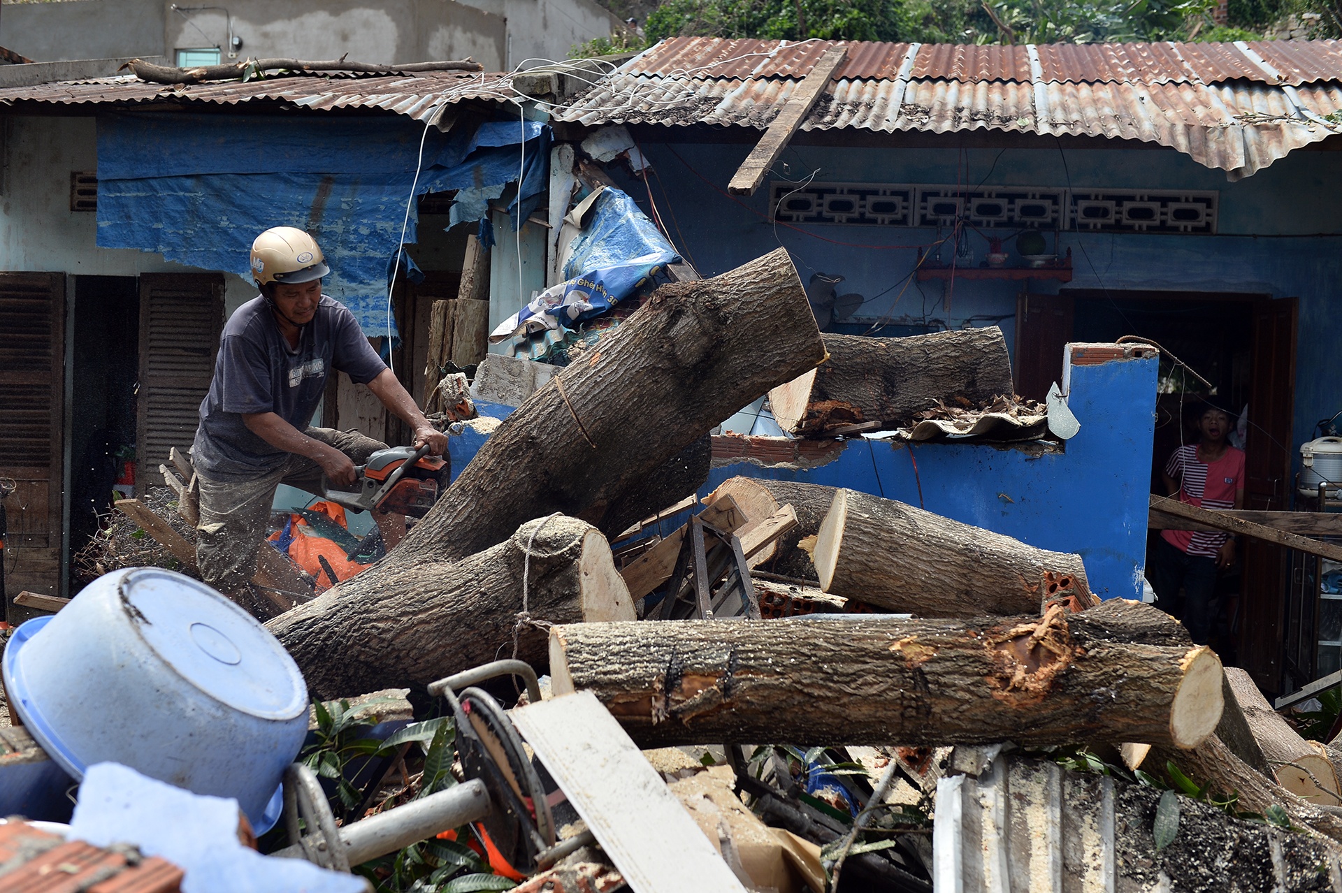Nha Trang nhu bai chien truong hai ngay sau bao Damrey hinh anh