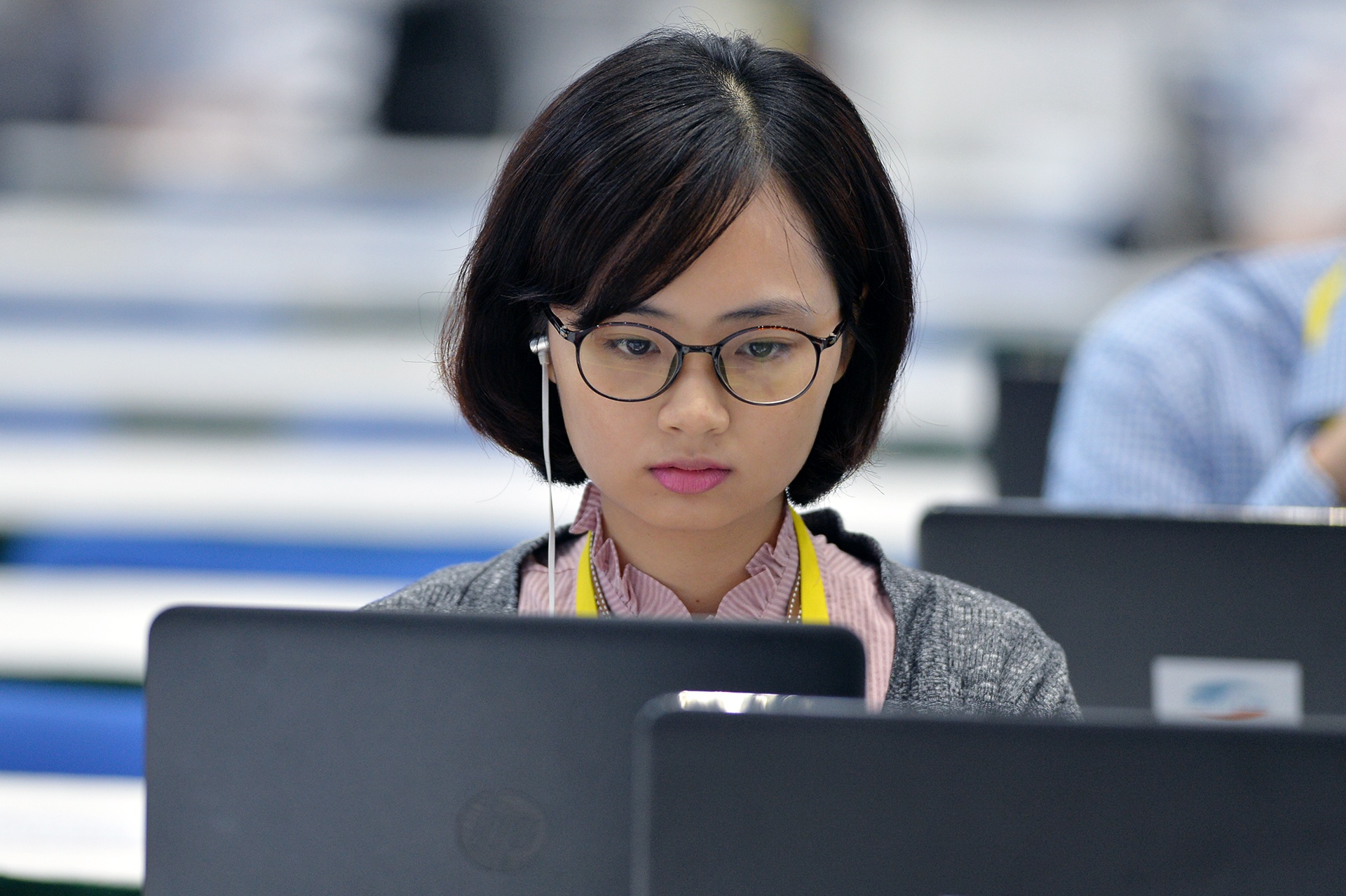 Phong vien tac nghiep APEC qua man hinh hinh anh