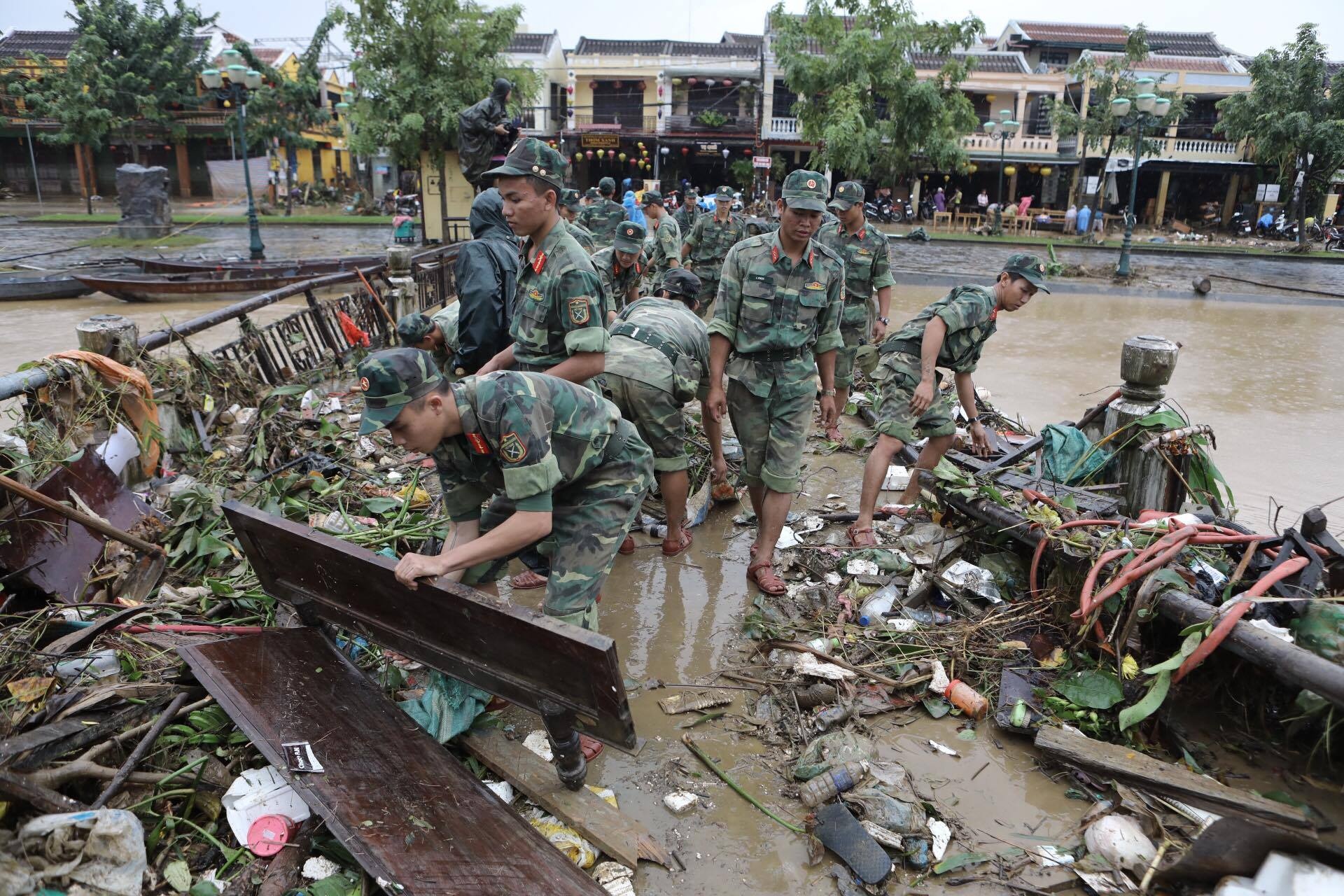 Người dân hội an dọn lũ ảnh 1 Nguoi dan hoi an don lu anh 1