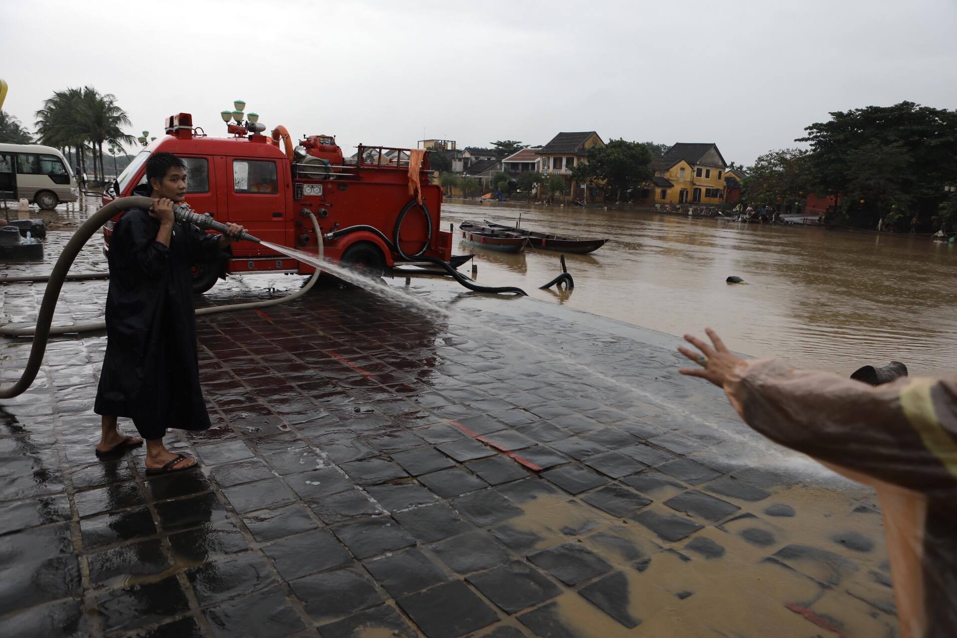 Người dân hội an dọn lũ ảnh 6 Nguoi dan hoi an don lu anh 6