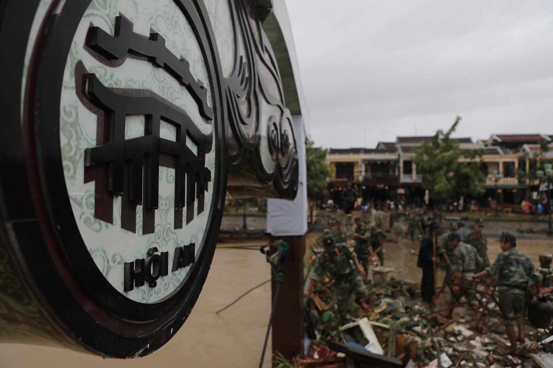 Người dân hội an dọn lũ ảnh 2 Nguoi dan hoi an don lu anh 2