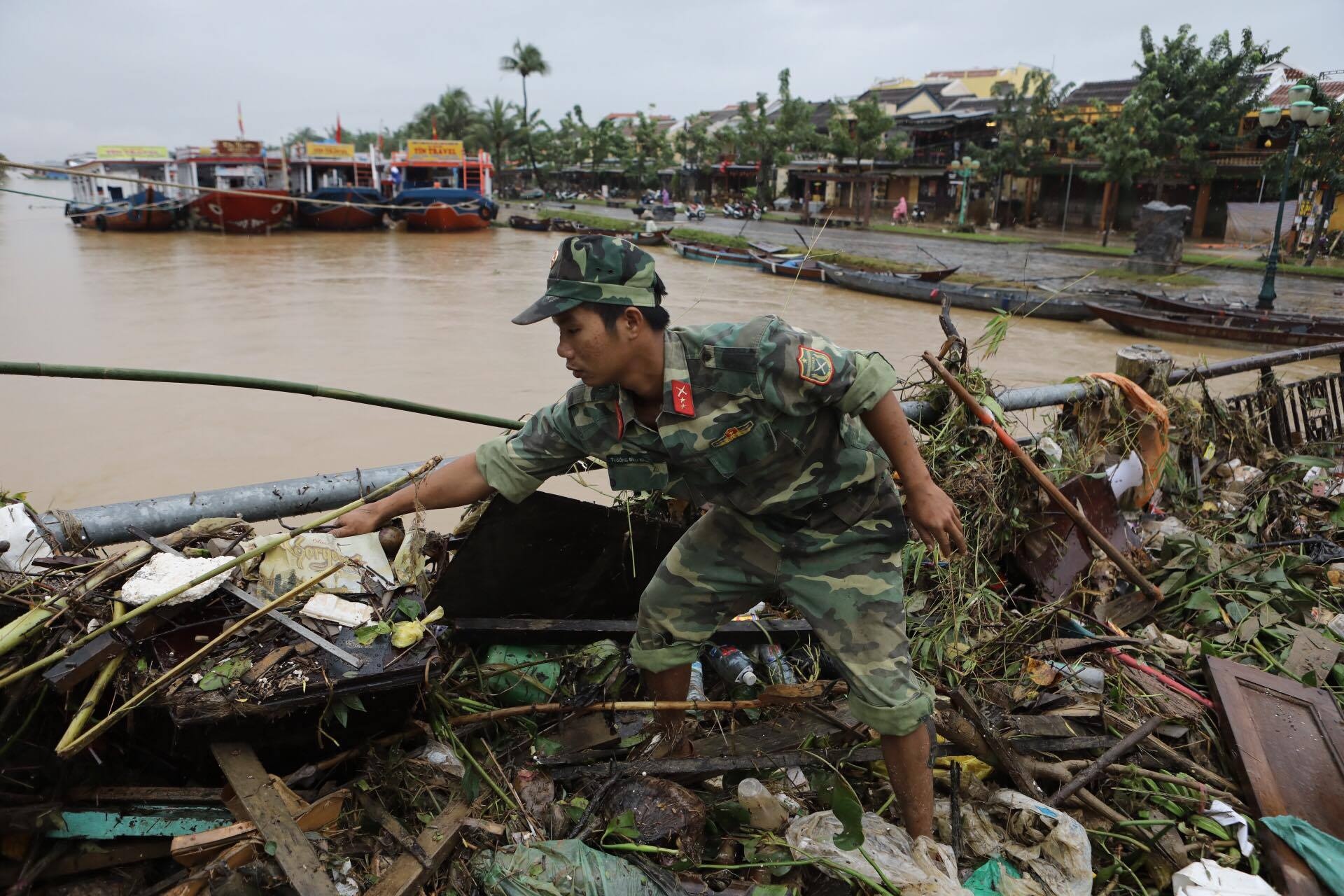 Người dân hội an dọn lũ ảnh 3 Nguoi dan hoi an don lu anh 3