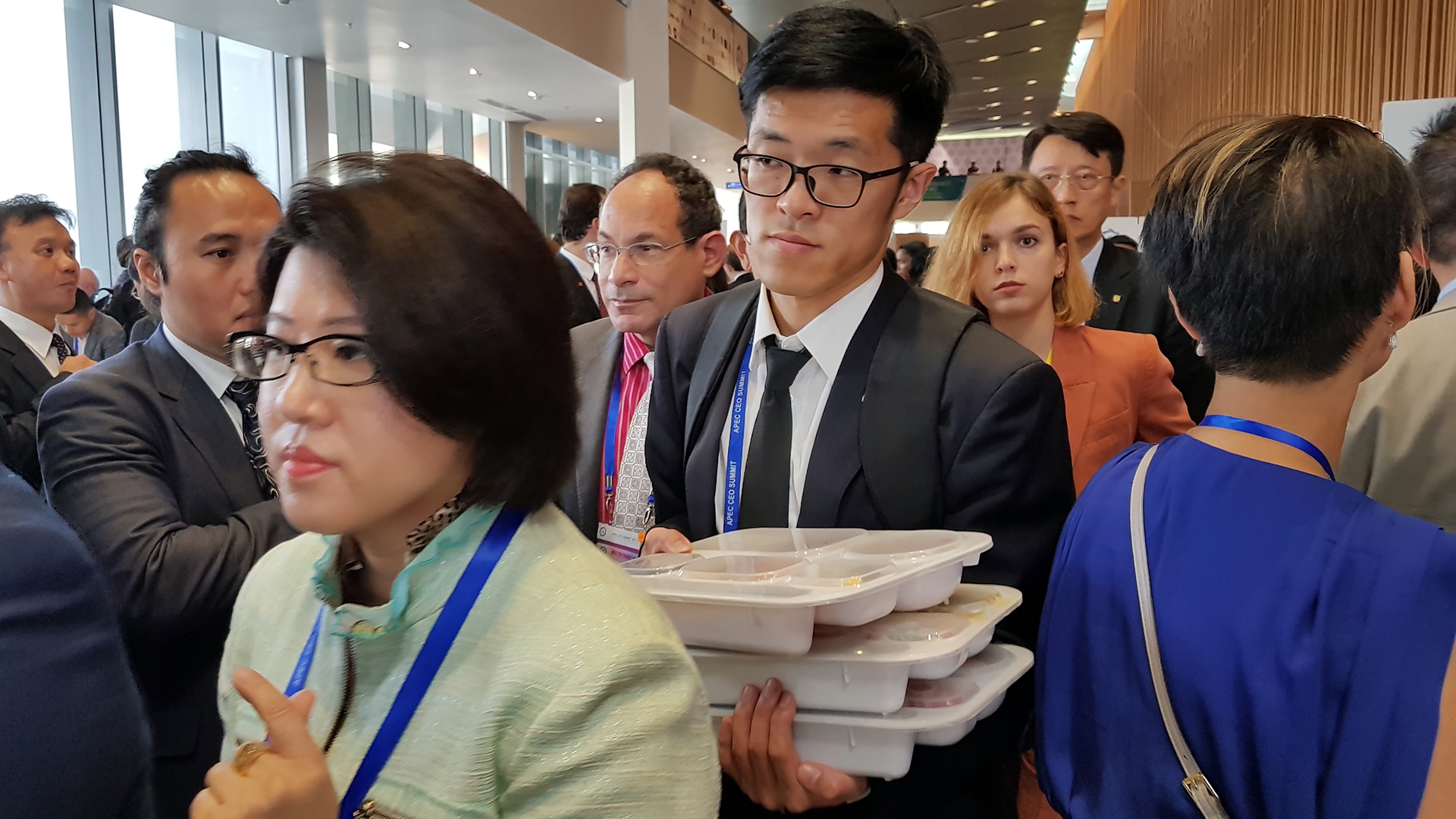 Doanh nhan APEC dung com hop truoc gio Tong thong Trump phat bieu hinh anh