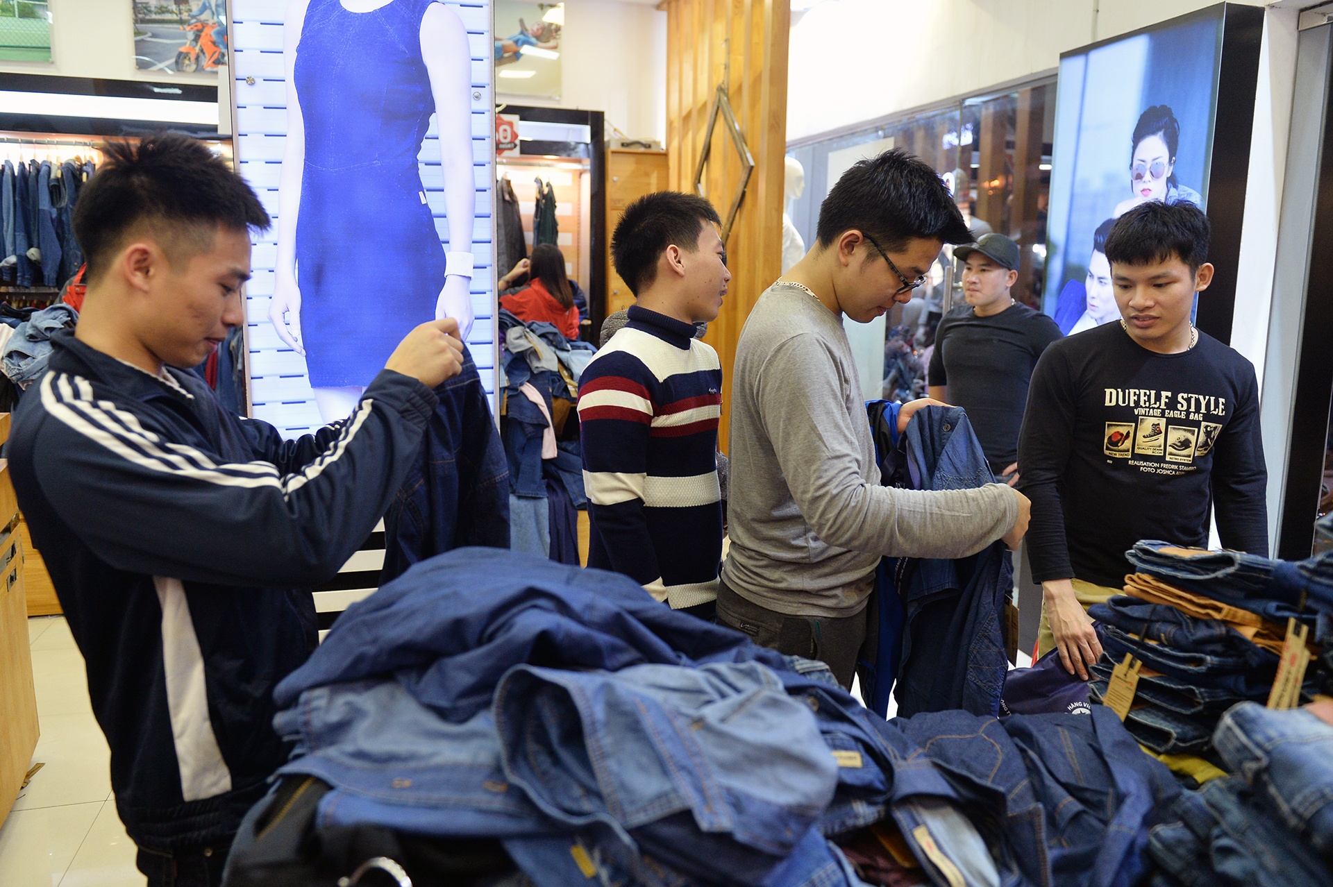 Khach chon mua quan ao ret ngay Black Friday hinh anh