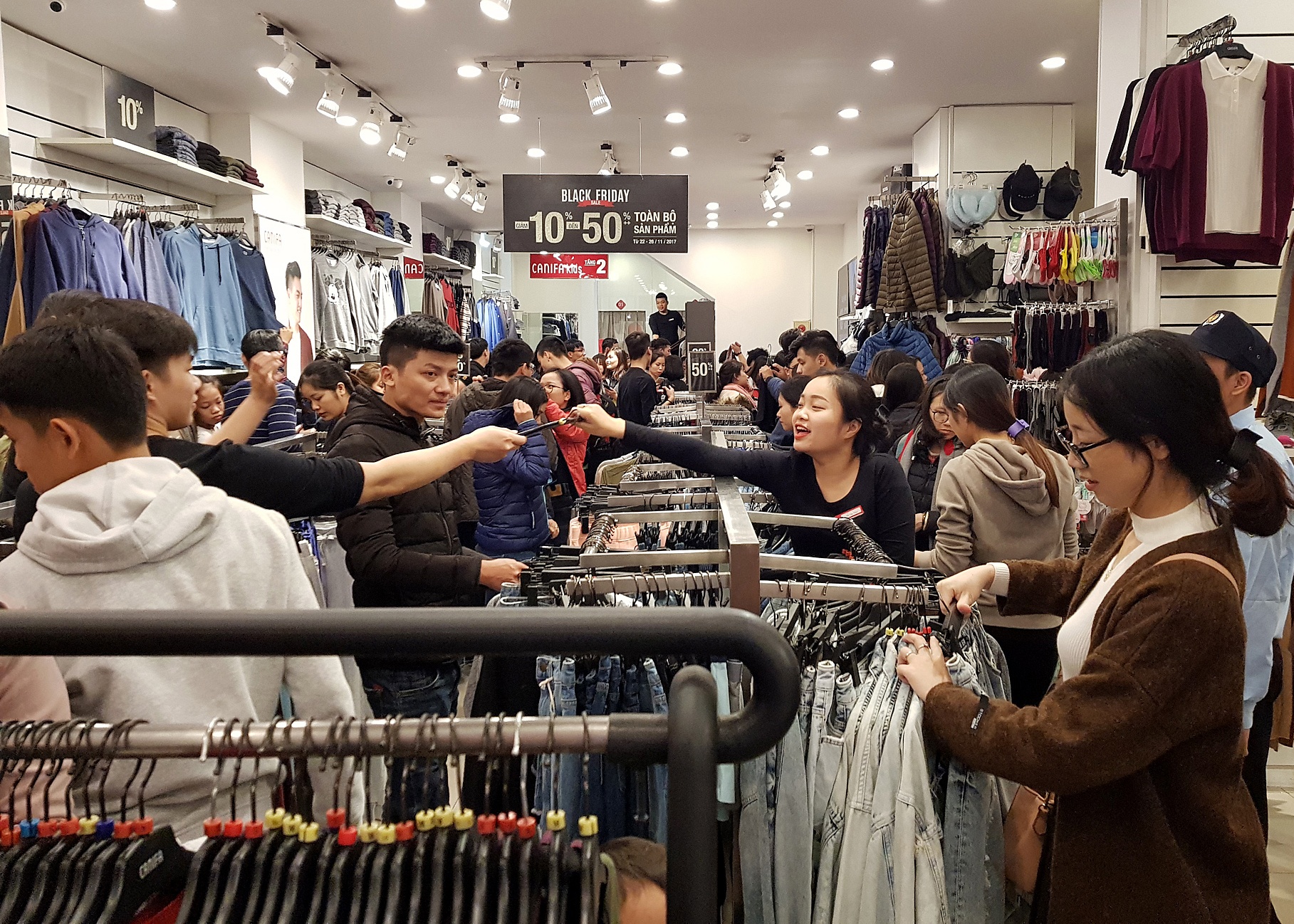 mua sam thoi trang ngay Black Friday o tren pho anh 4