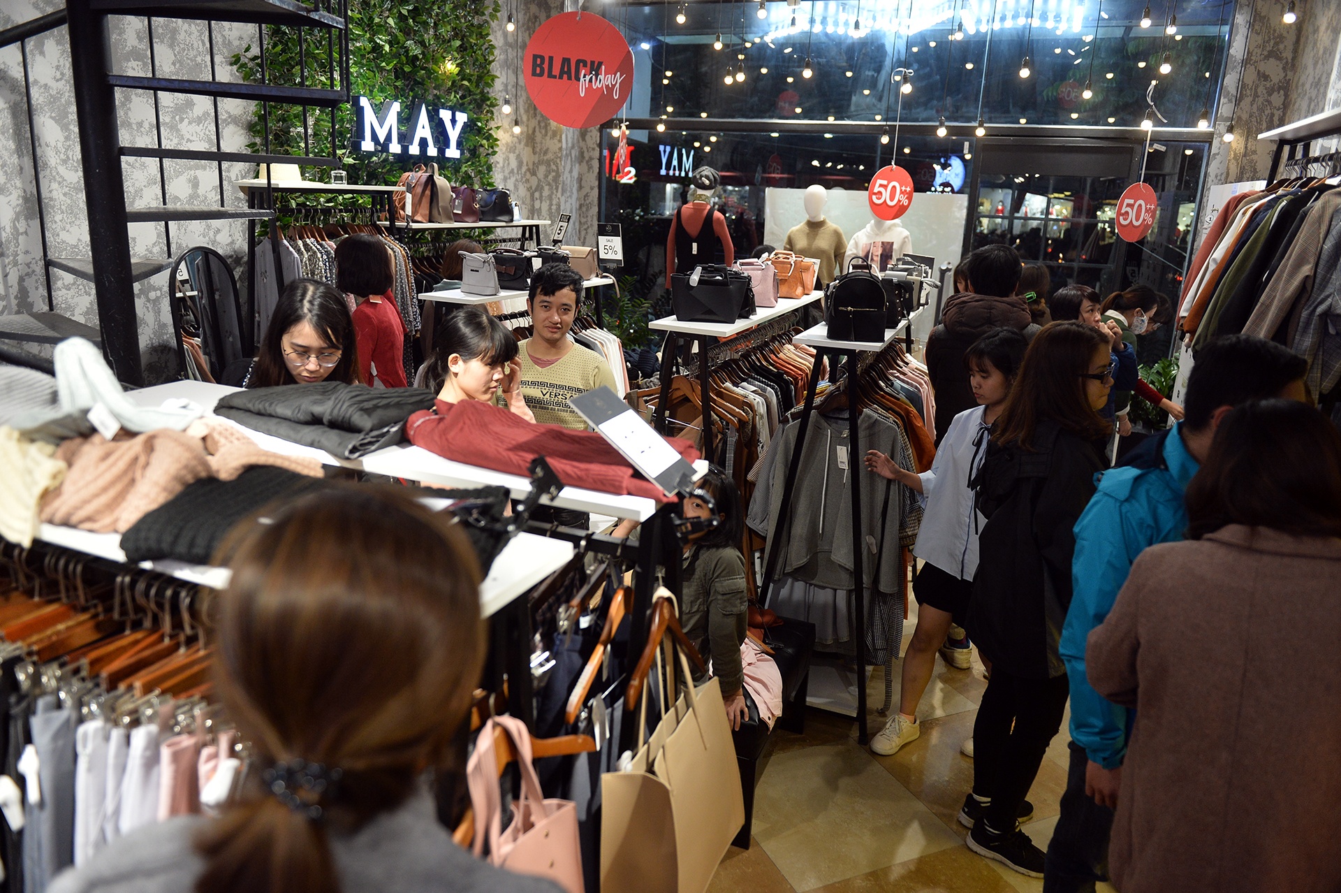 mua sam thoi trang ngay Black Friday o tren pho anh 12