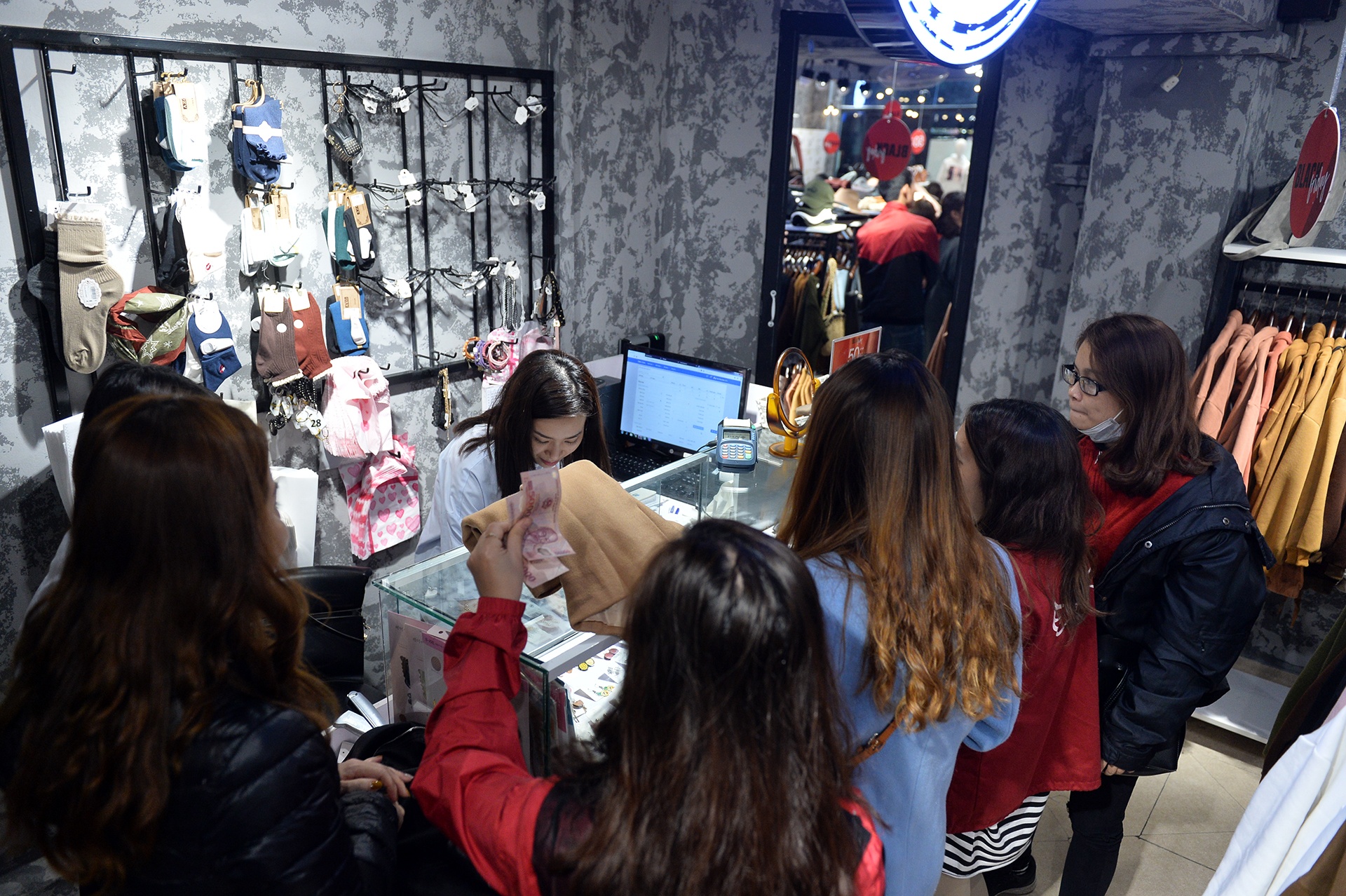 mua sam thoi trang ngay Black Friday o tren pho anh 13