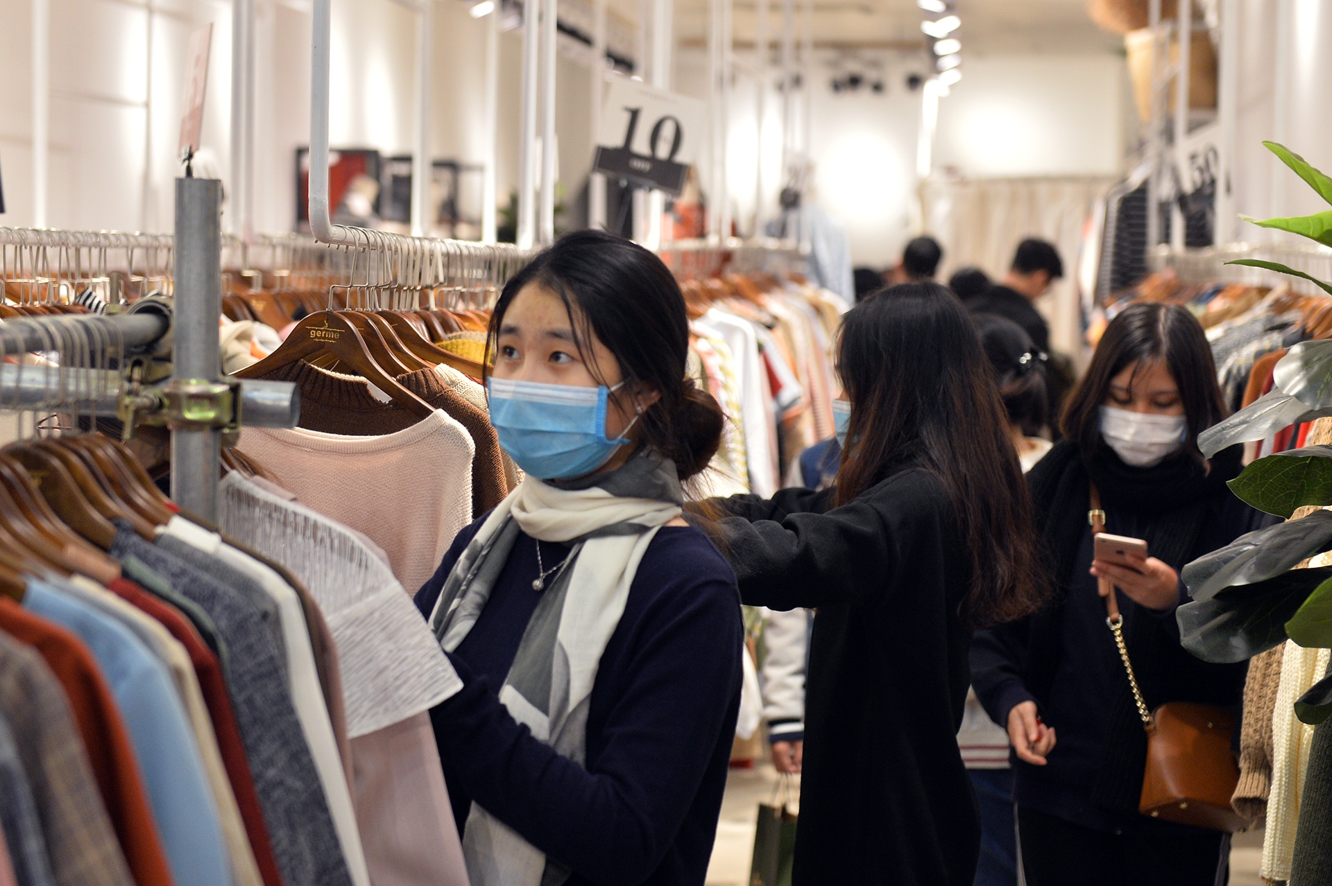 mua sam thoi trang ngay Black Friday o tren pho anh 16