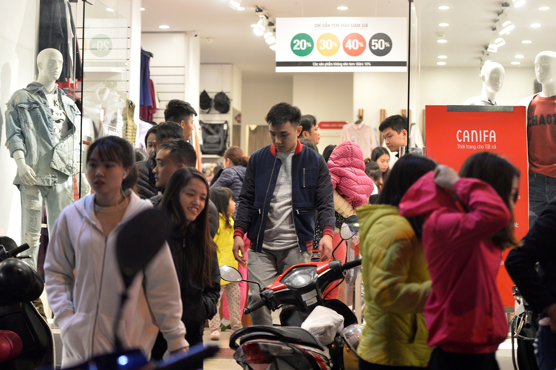 mua sam thoi trang ngay Black Friday o tren pho anh 5