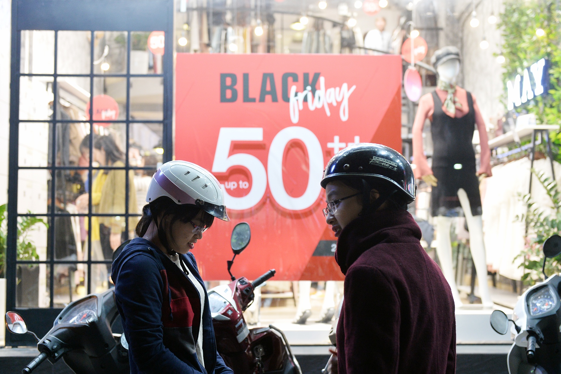 mua sam thoi trang ngay Black Friday o tren pho anh 18