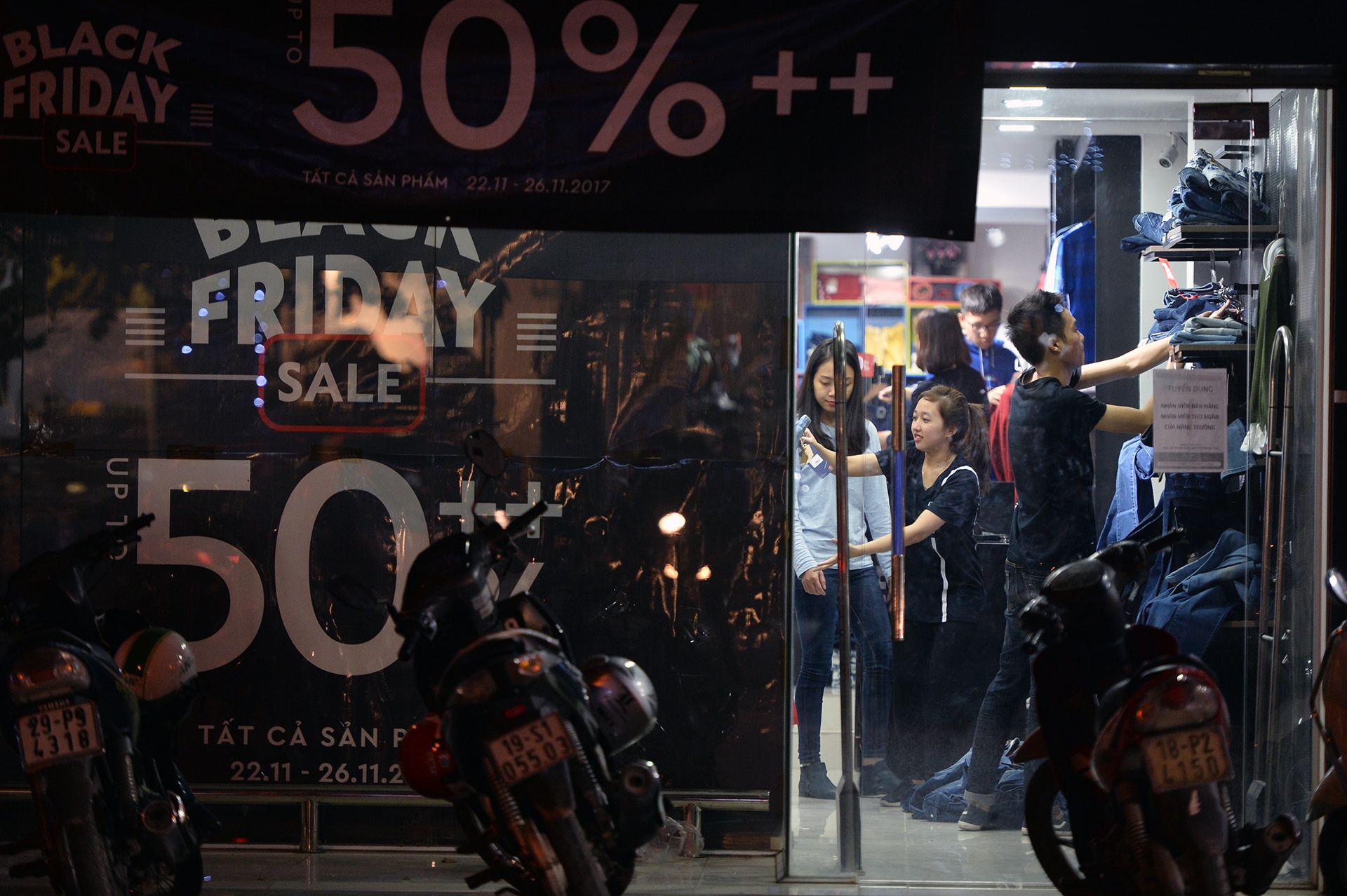 mua sam thoi trang ngay Black Friday o tren pho anh 19