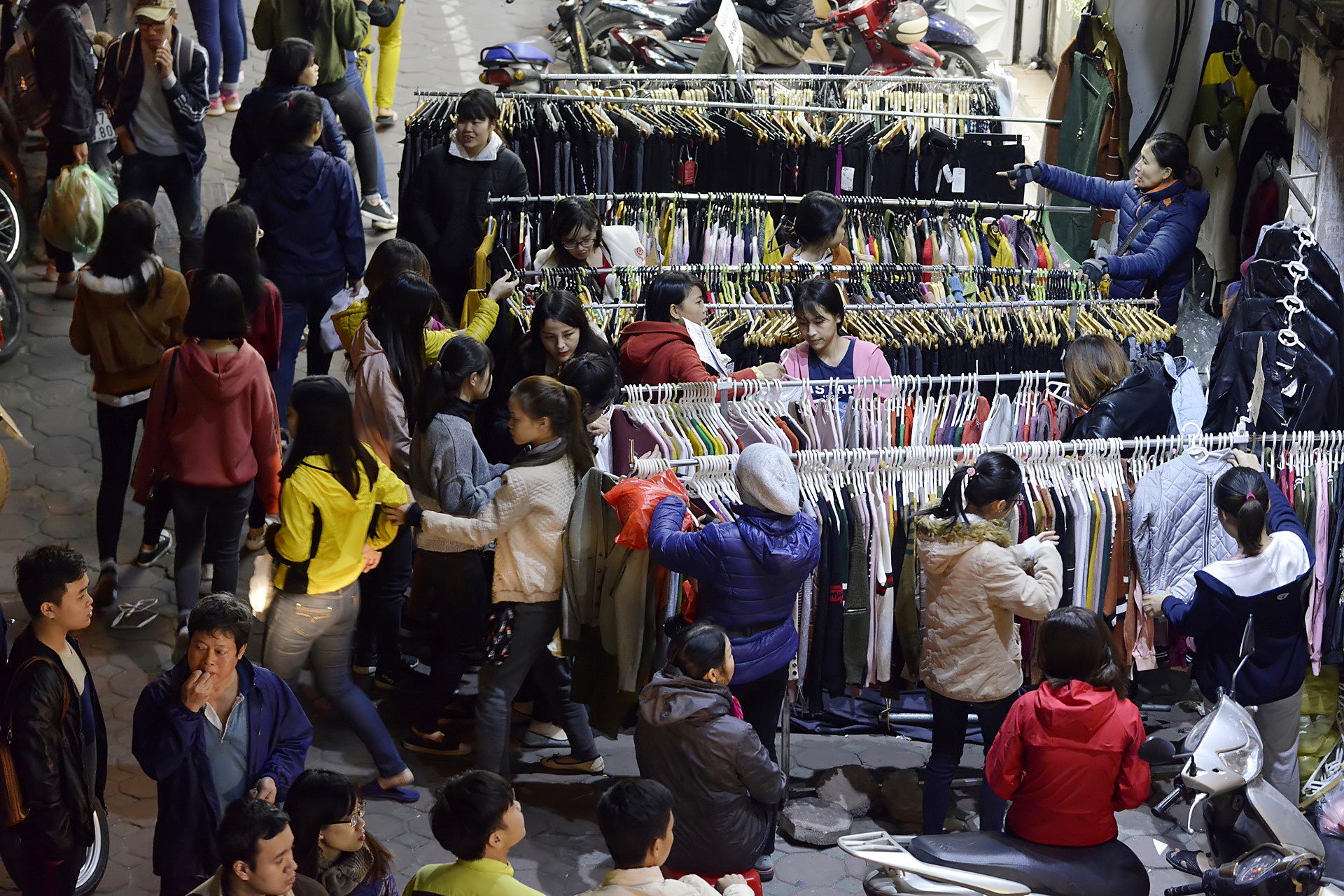 mua sam thoi trang ngay Black Friday o tren pho anh 20