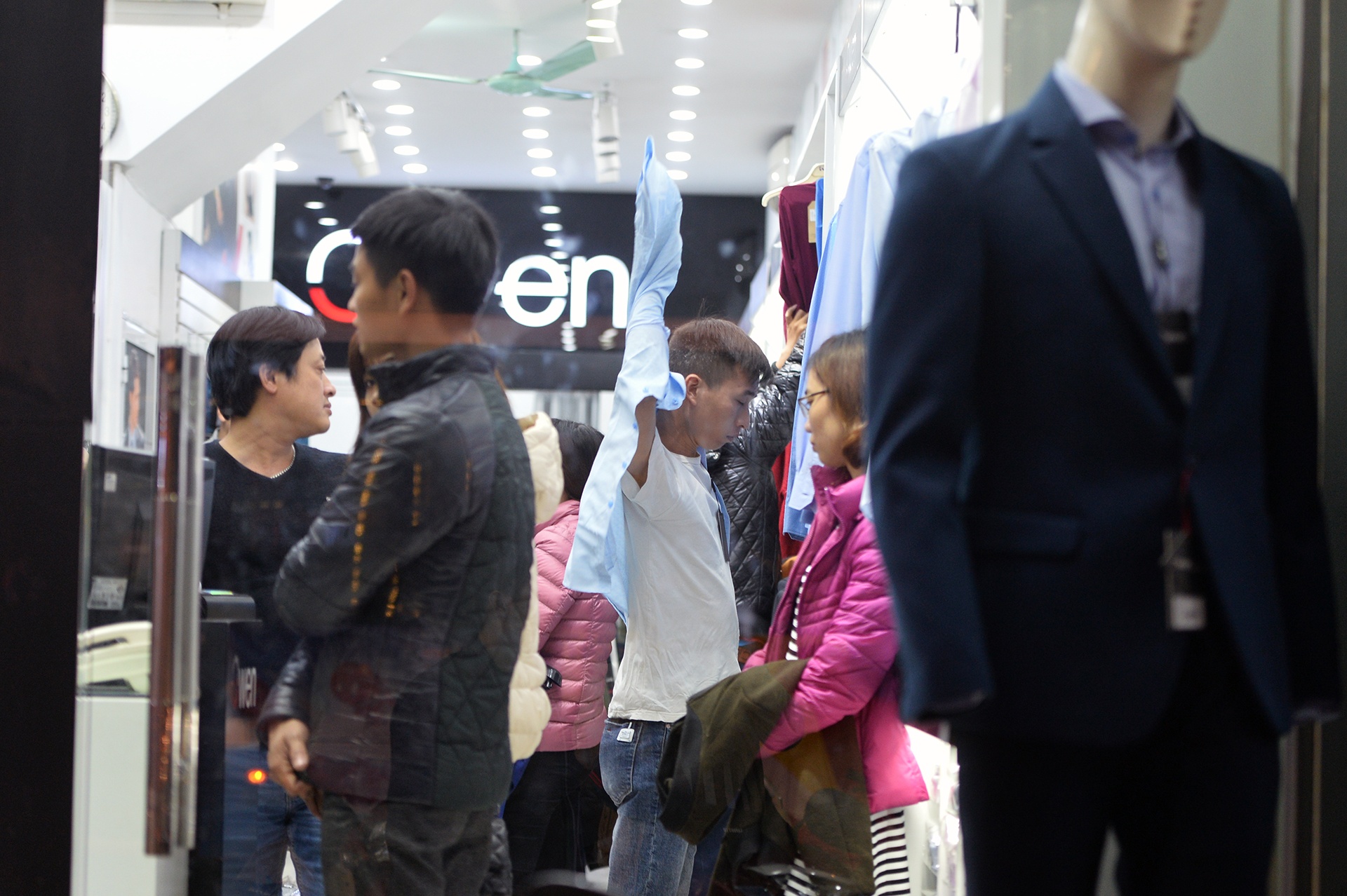 mua sam thoi trang ngay Black Friday o tren pho anh 7