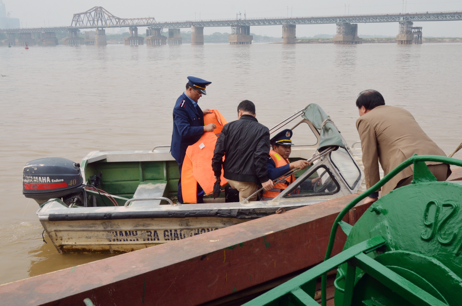 Tien hanh truc vot bom gan chan cau Long Bien hinh anh