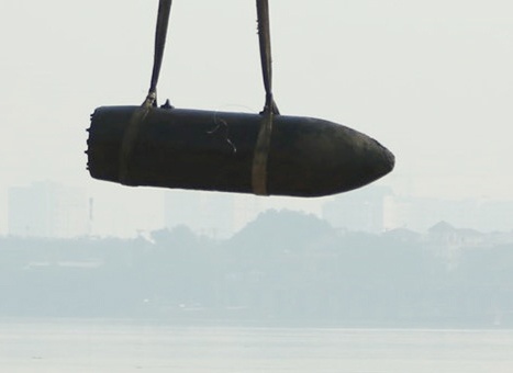 Truc vot thanh cong qua bom sat chan cau Long Bien hinh anh