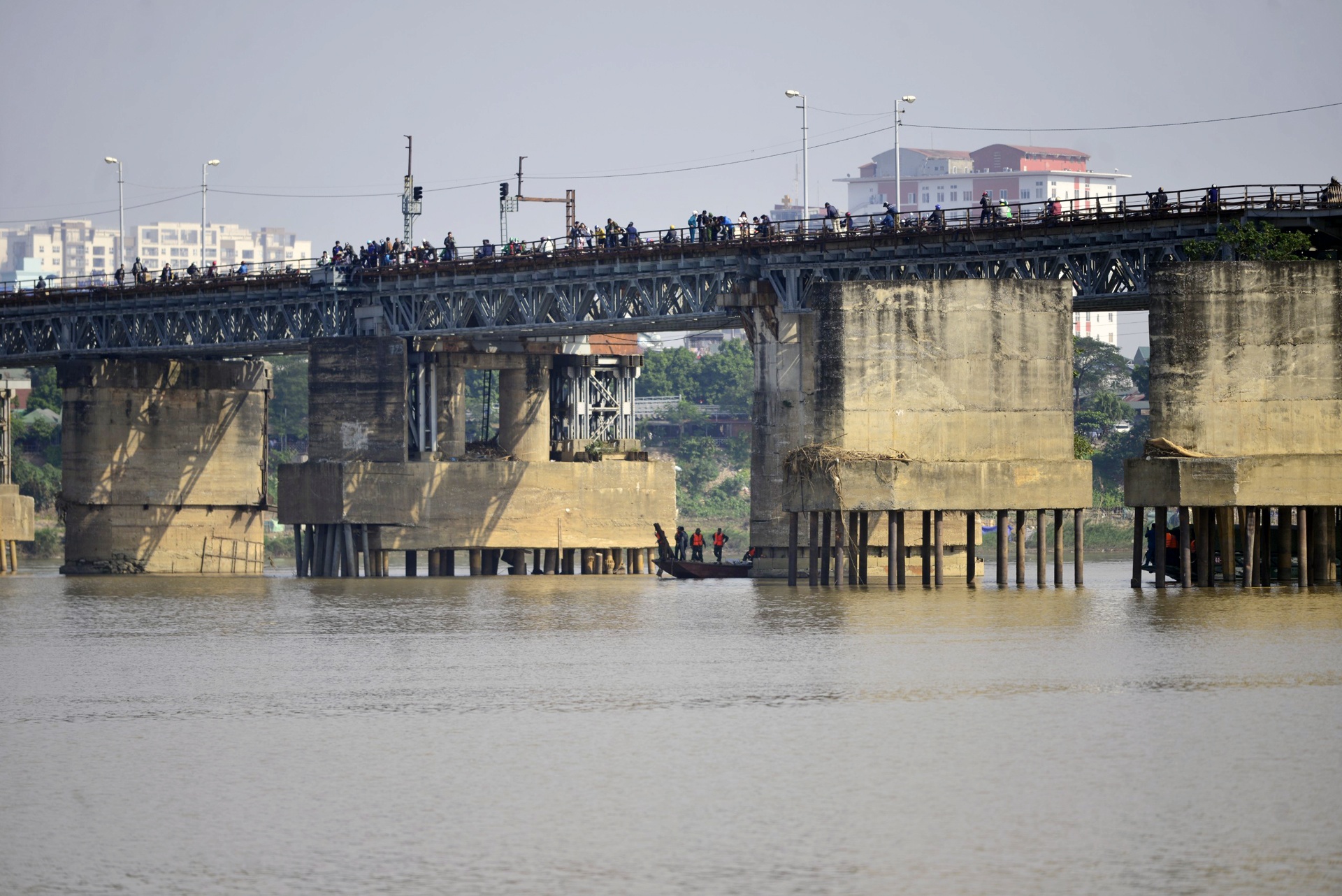 go bom khu vuc chan cau Long Bien anh 1