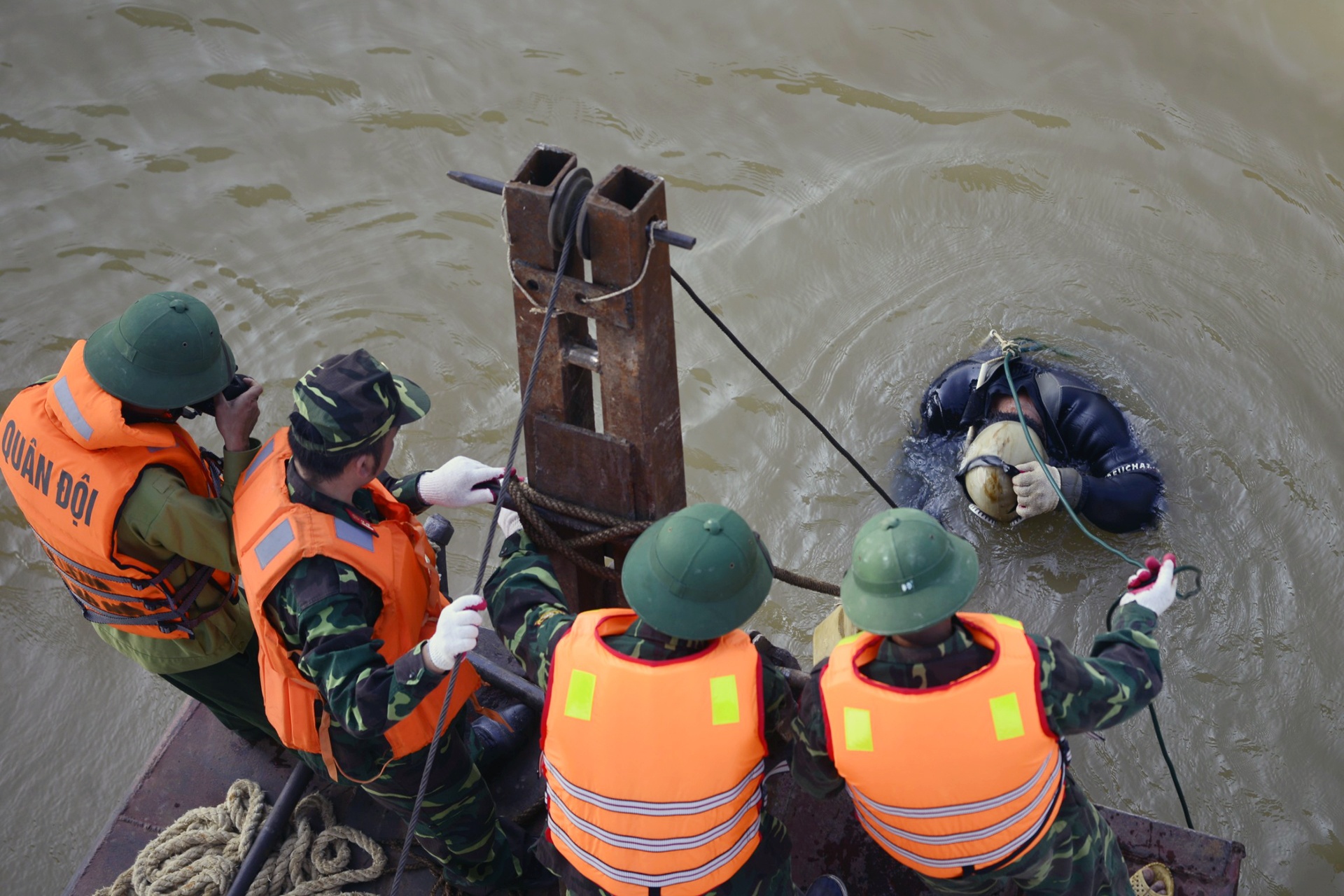 go bom khu vuc chan cau Long Bien anh 6