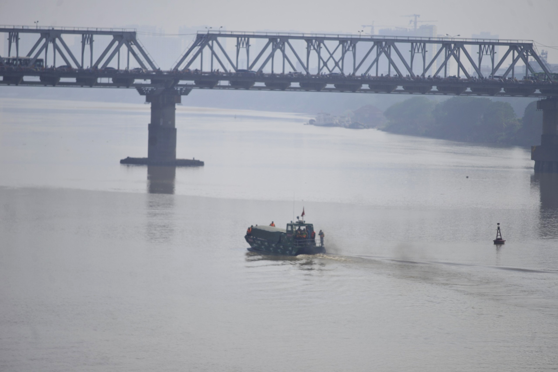 go bom khu vuc chan cau Long Bien anh 3