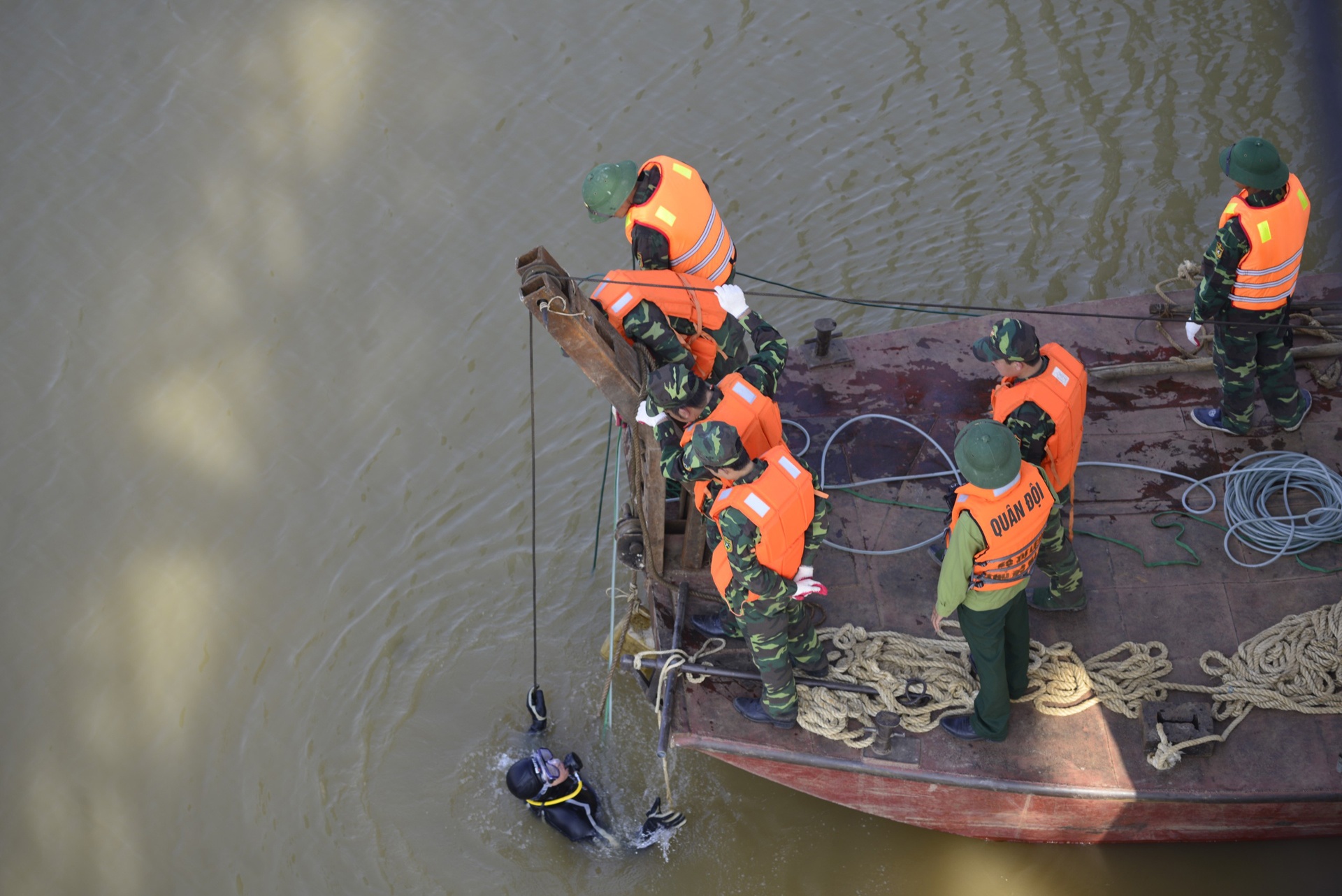 go bom khu vuc chan cau Long Bien anh 5