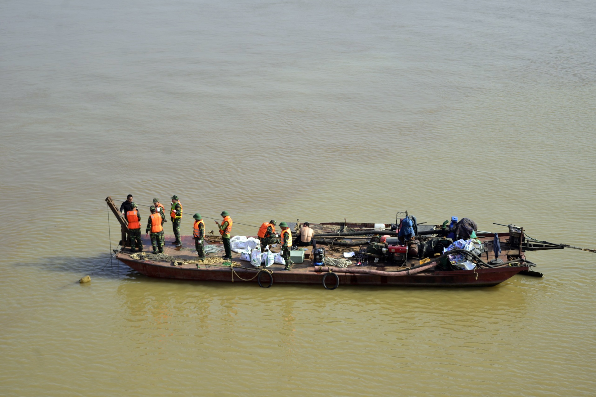 go bom khu vuc chan cau Long Bien anh 9