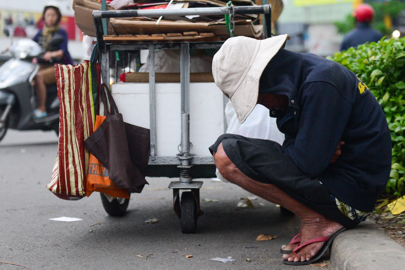 Nhip song nguoi Sai Gon dao lon vi troi lanh hinh anh