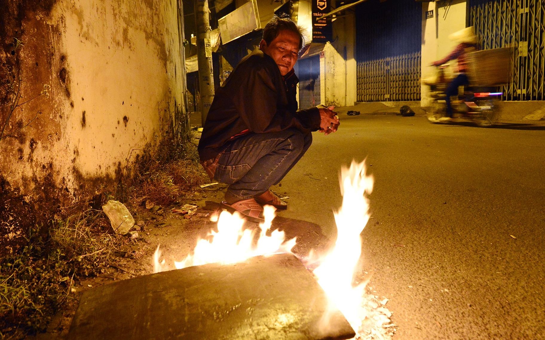 Nguoi Sai Gon dot lua, ngu guc ngoai duong trong gia lanh hinh anh