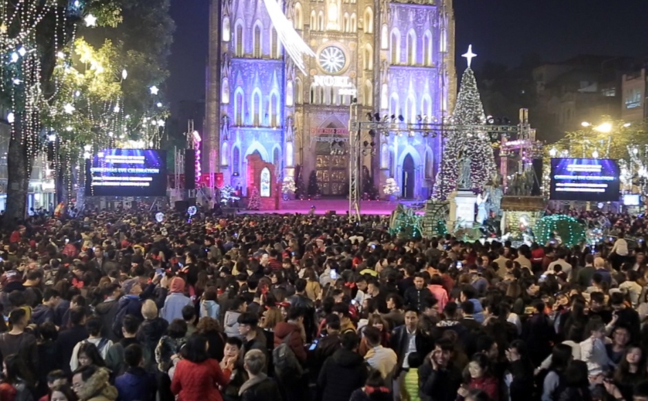 Bien nguoi ra duong don Giang sinh hinh anh