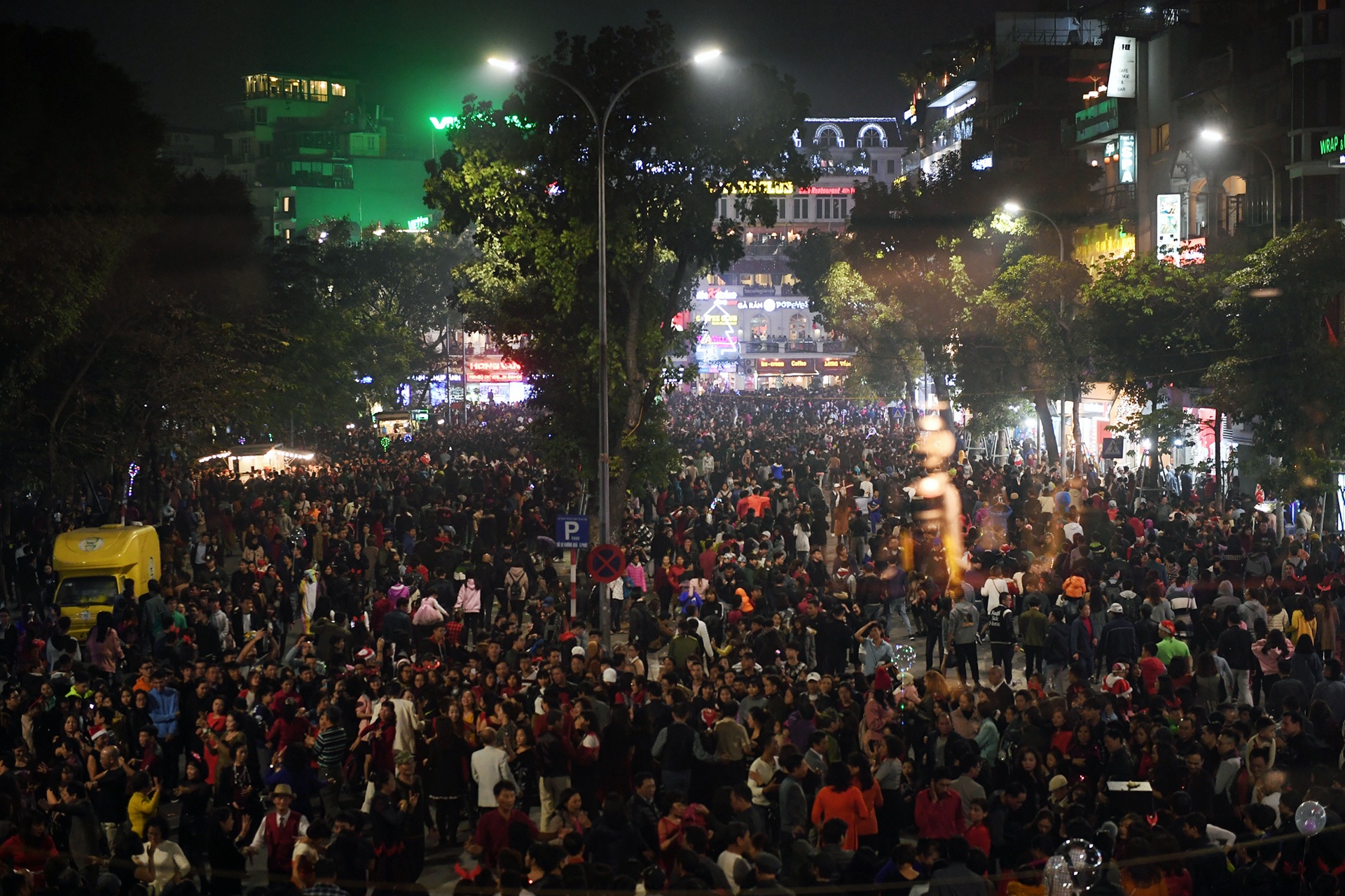 chen chuc an uong dem Noel anh 1