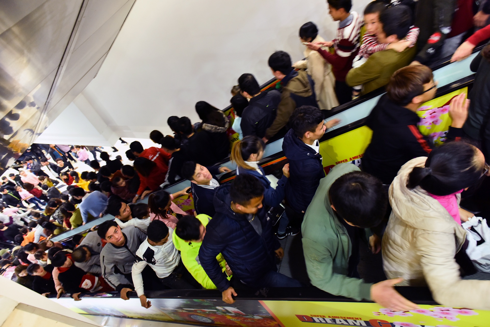 Chen chuc an uong ngat tho dem Noel hinh anh