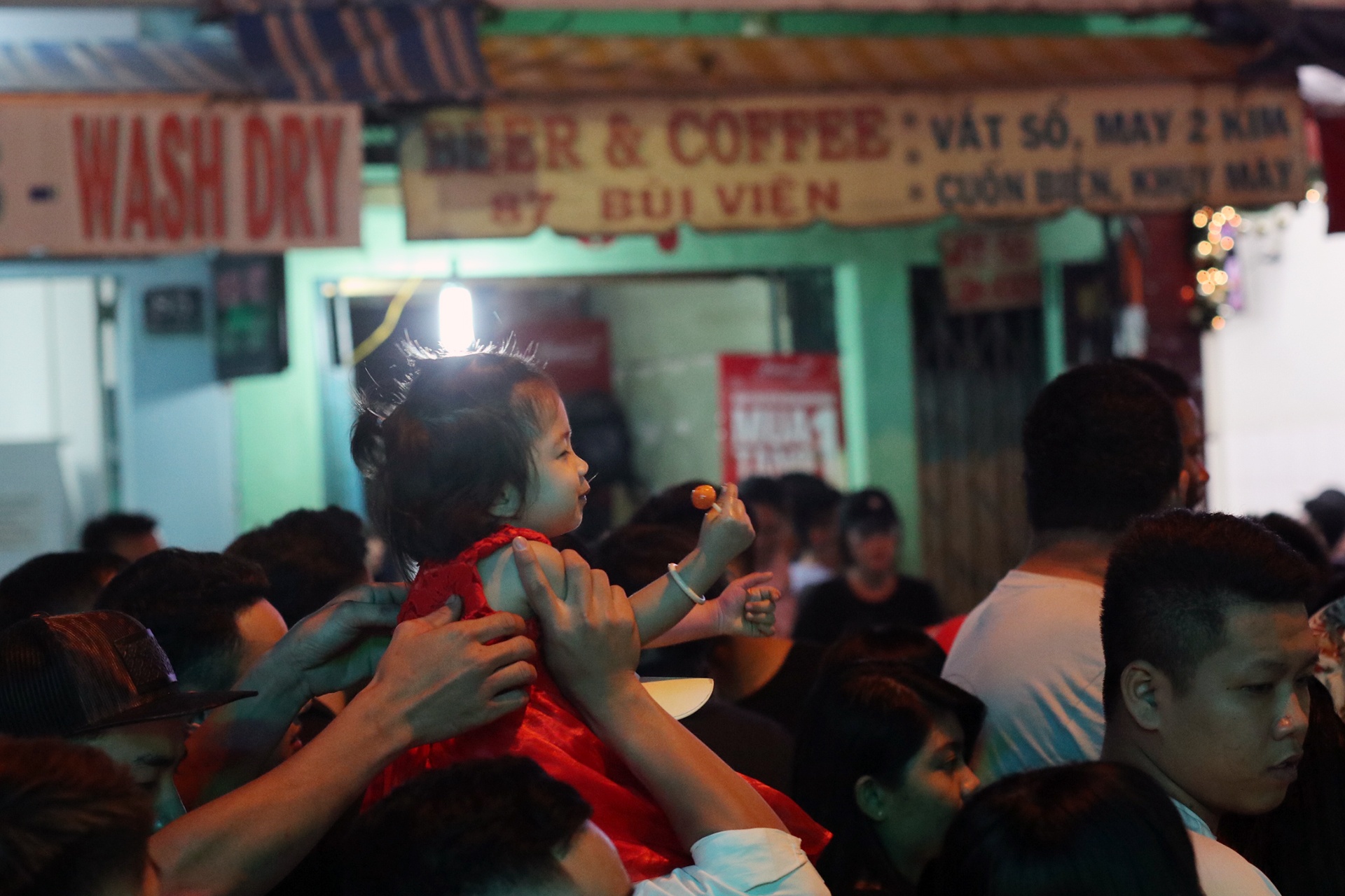 khoe than 6 mui dem Noel anh 8