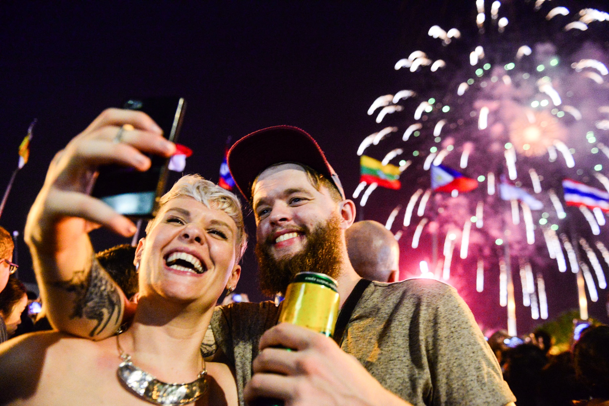 Nguoi dan Ha Noi, TP.HCM chao don nam moi 2018 hinh anh