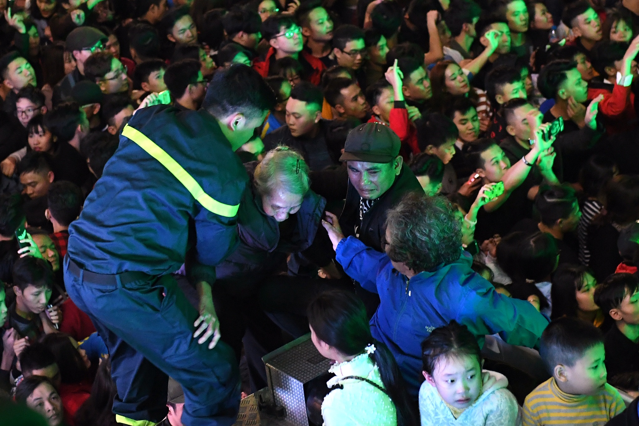 cuu ho nan nhan giua bien nguoi anh 11