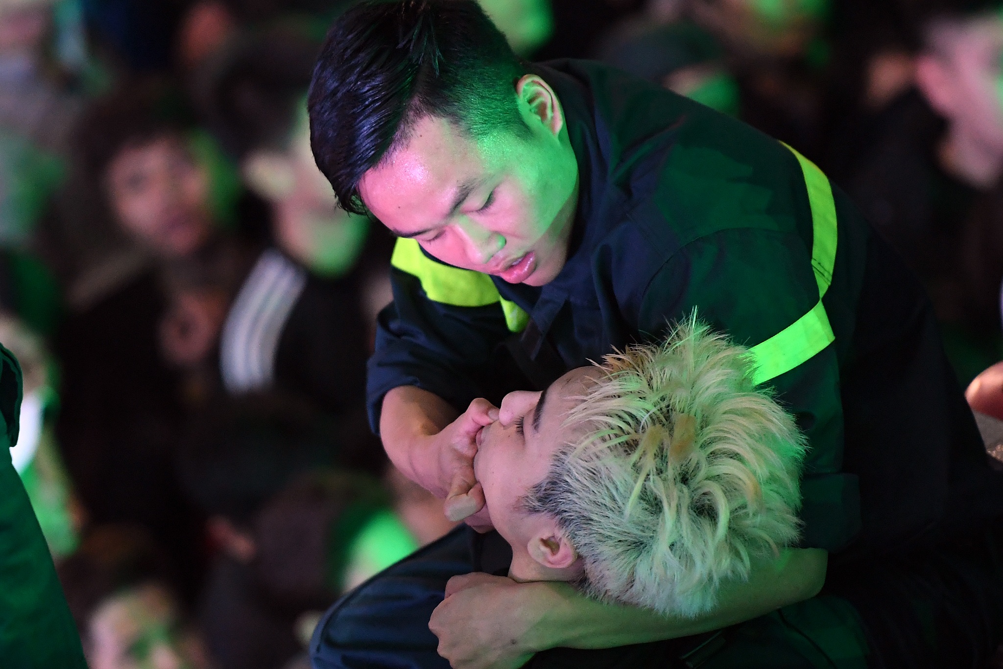 Pho di bo 'that thu', thanh nien, phu nu ngat xiu hang loat hinh anh