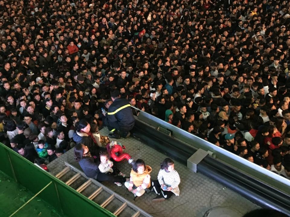 Giai cuu tre nho khoi bien nguoi don nam moi o ho Guom hinh anh