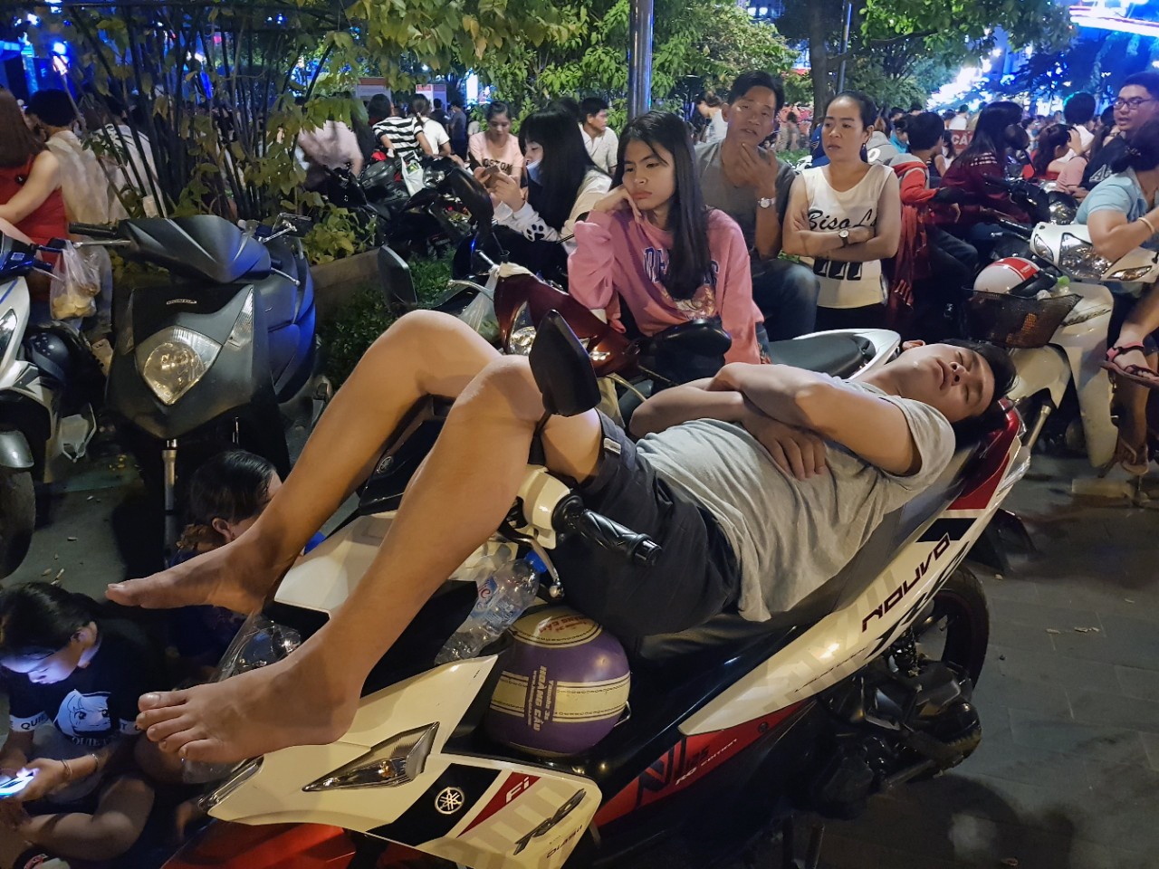 Thi nhau di xem phao hoa, duong pho Sai Gon ket cung hinh anh